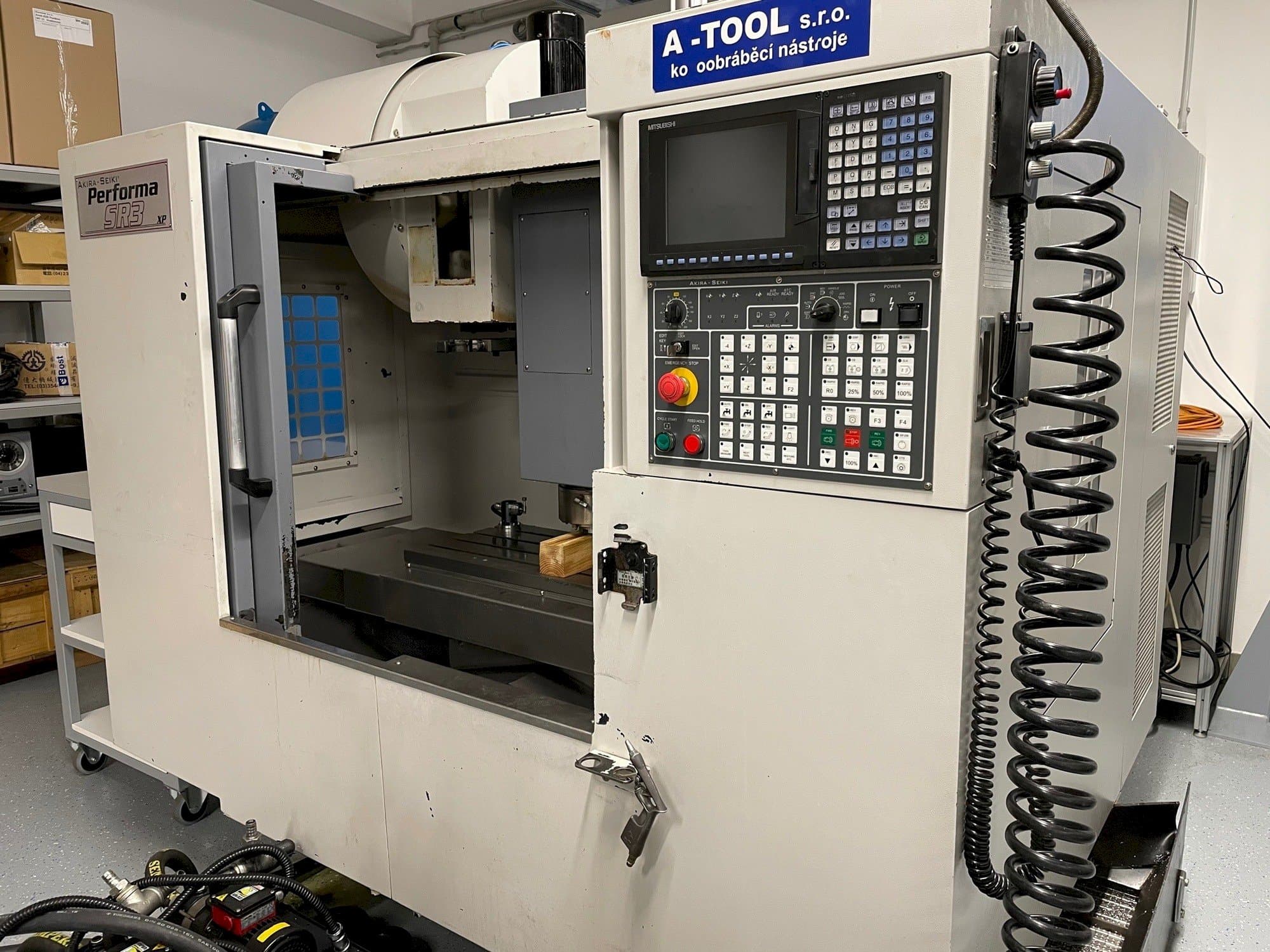 Vista frontal de la máquina Akira Seiki SR3XP