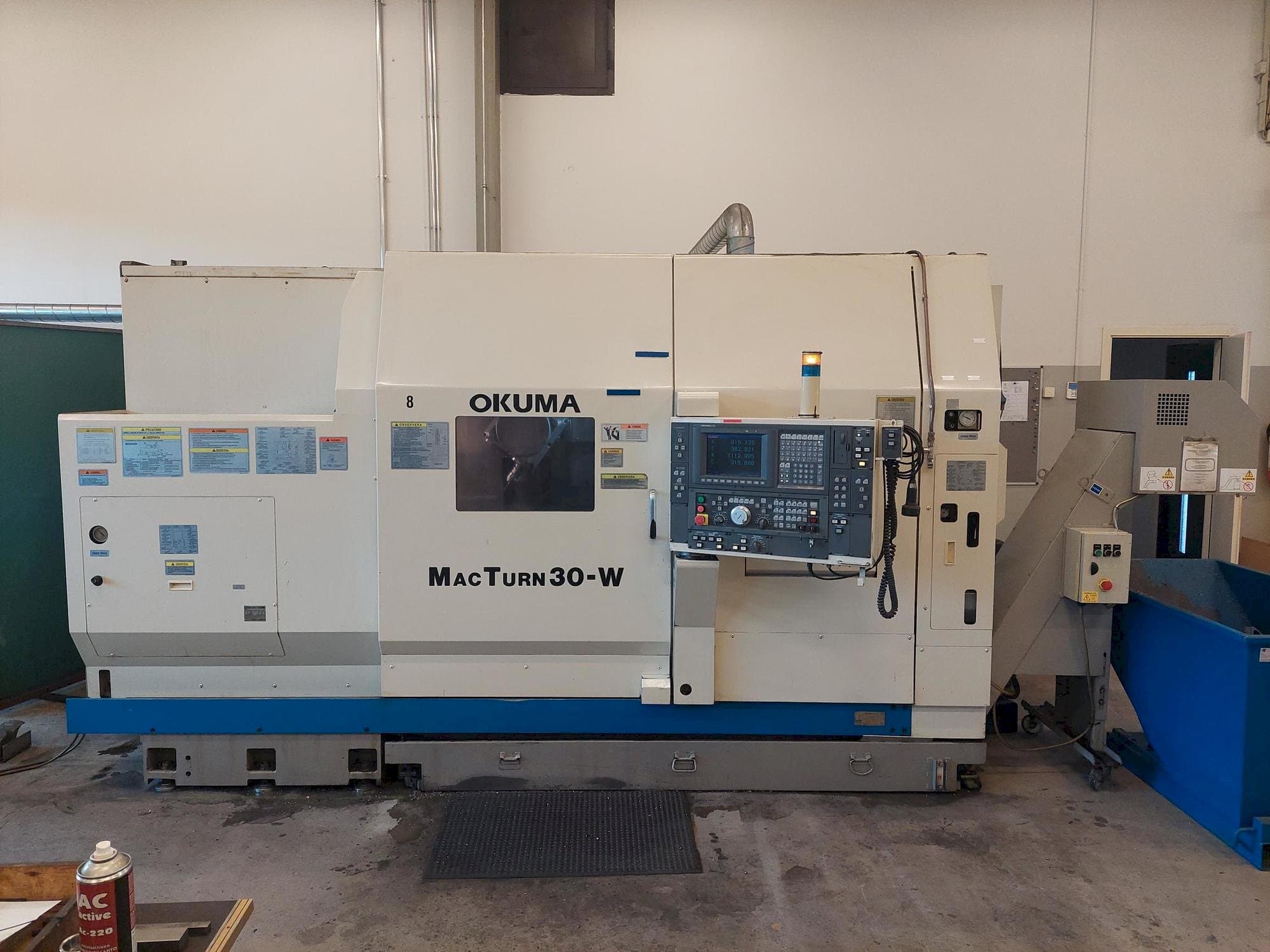 Vista frontal de la máquina Okuma Macturn 30