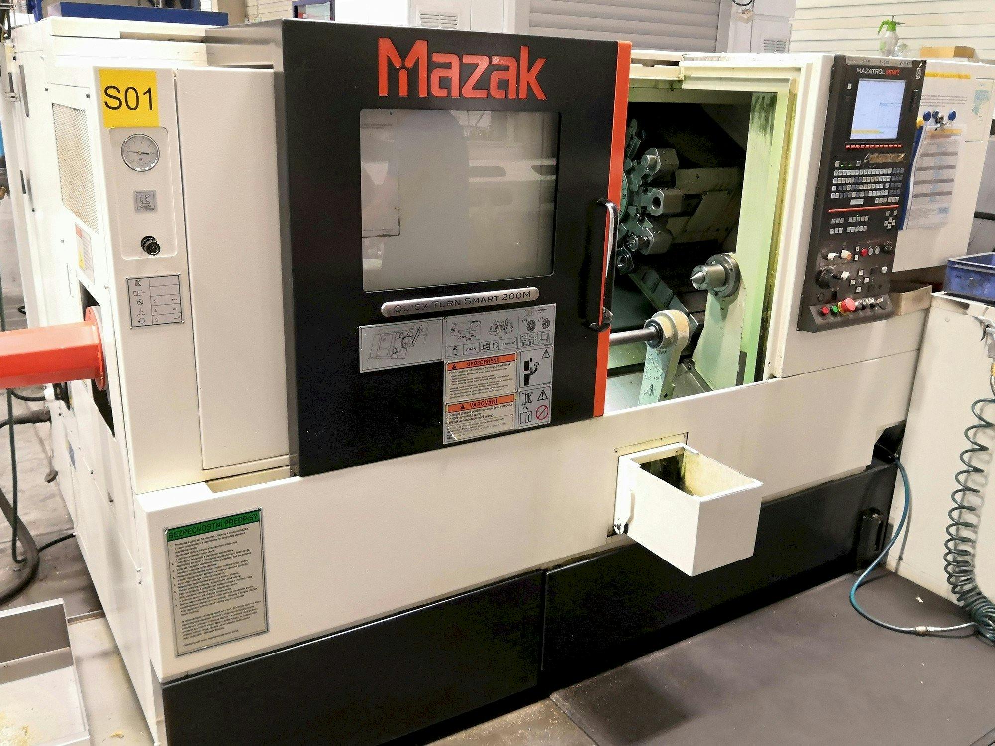 Vista frontal de la máquina Mazak Quick Turn Smart 200M