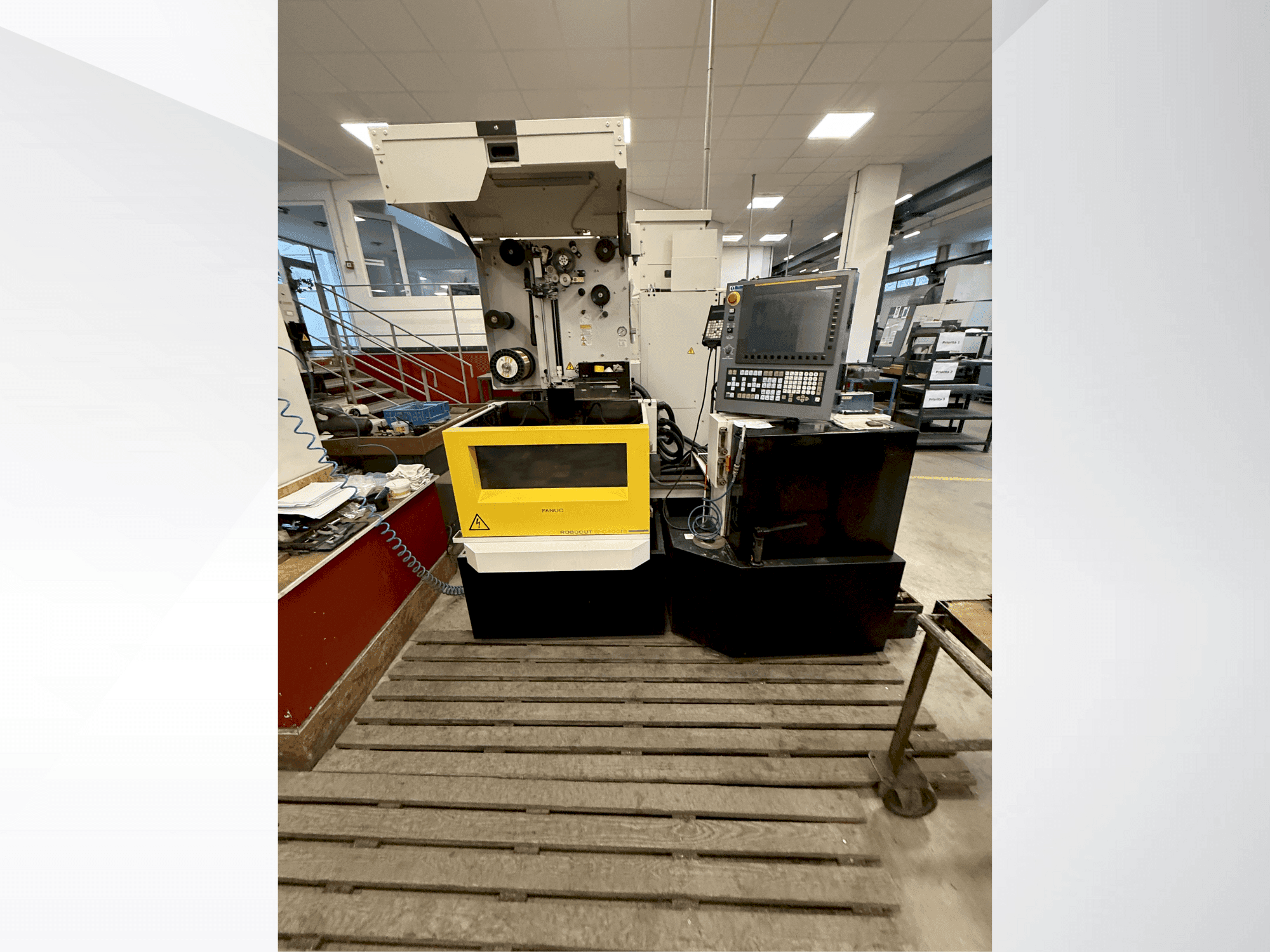 Vista frontal de la máquina FANUC Robocut alpha-C400iB