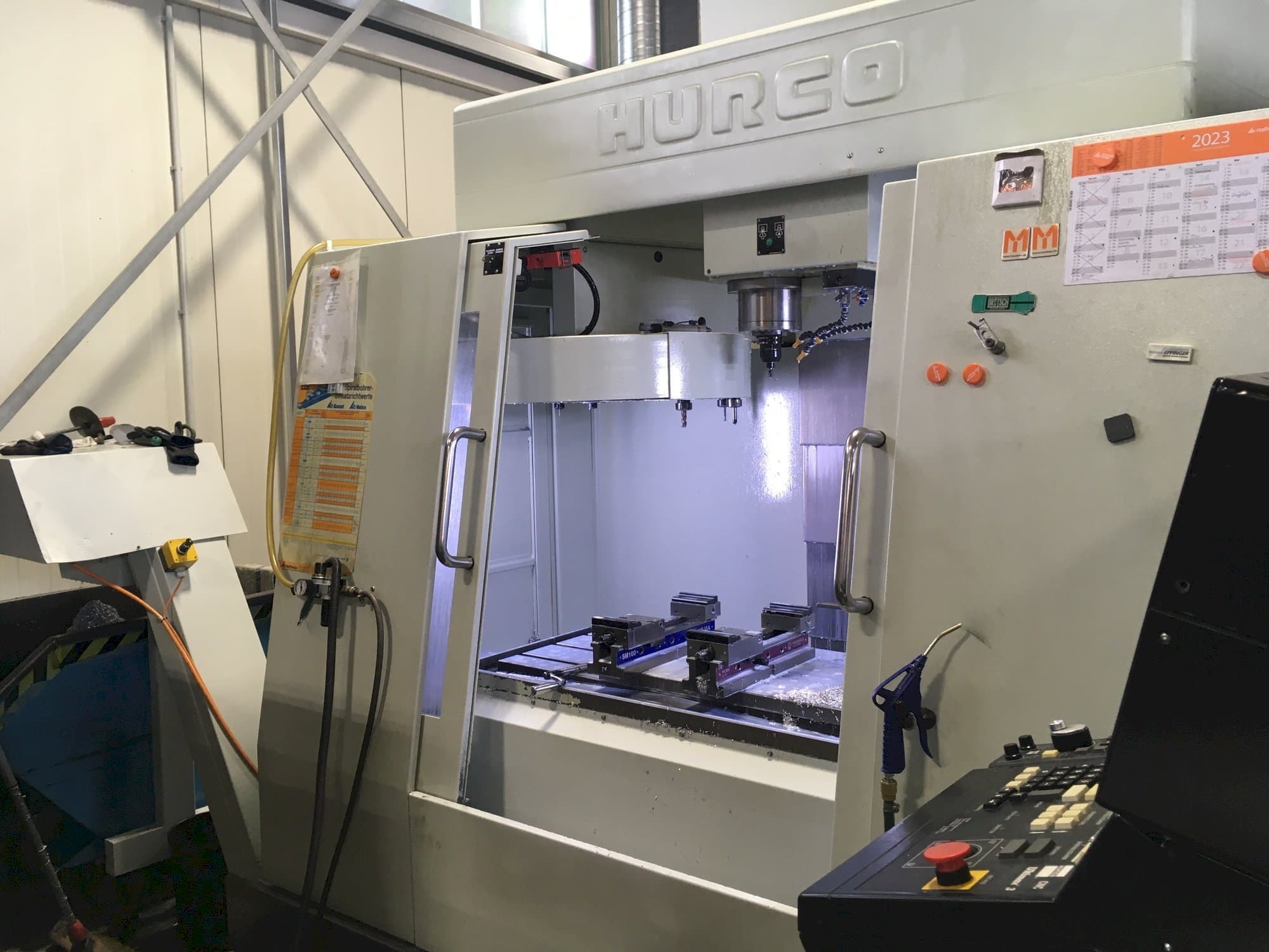 Vista frontal de la máquina Hurco BAC 30 HTM