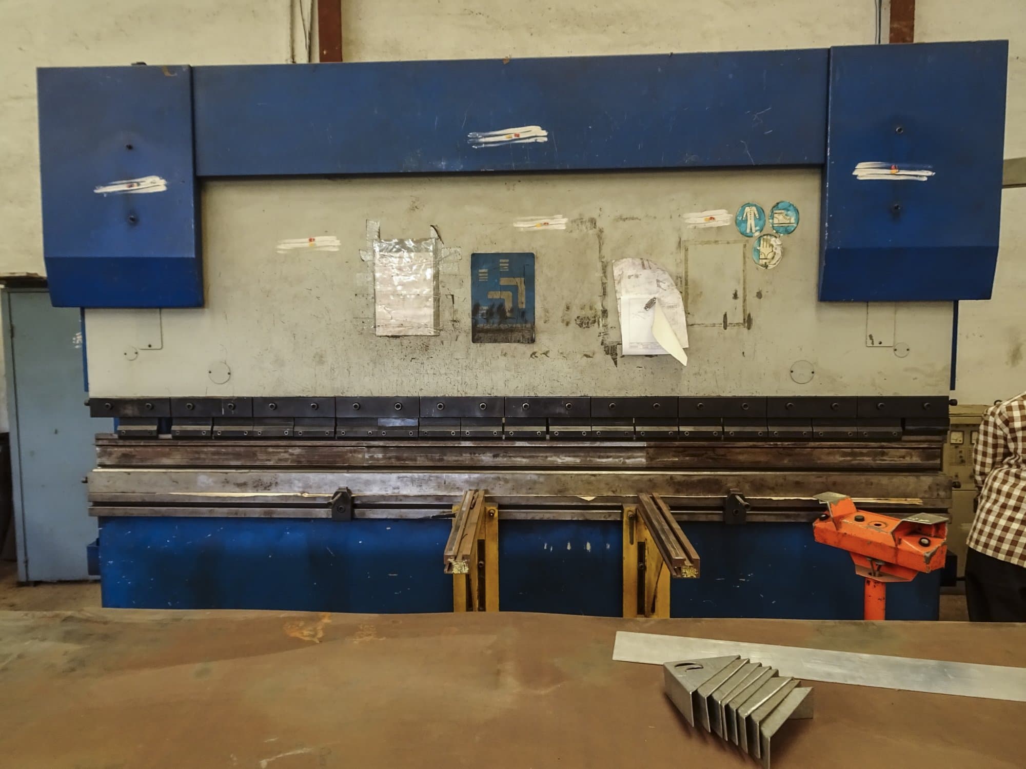 Vista frontal de la máquina Hindustan Hydraulics EHP 110