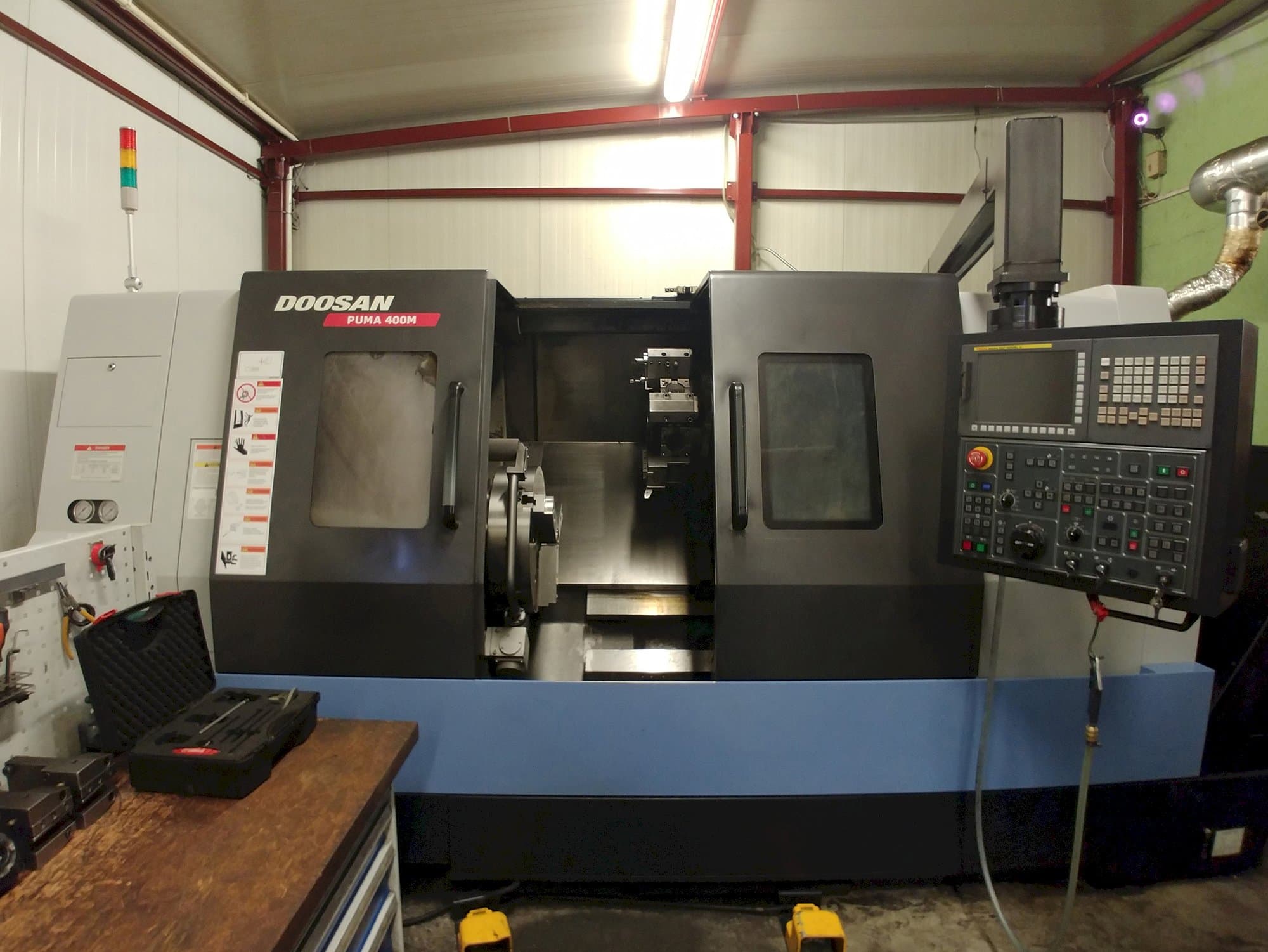Vista frontal de la máquina Doosan Puma 400MC