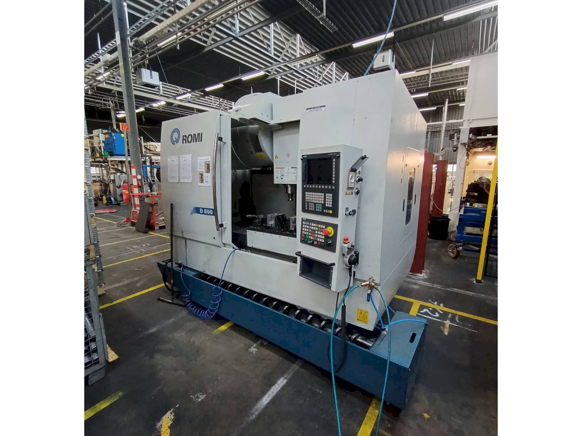 Vista frontal de la máquina Romi D800