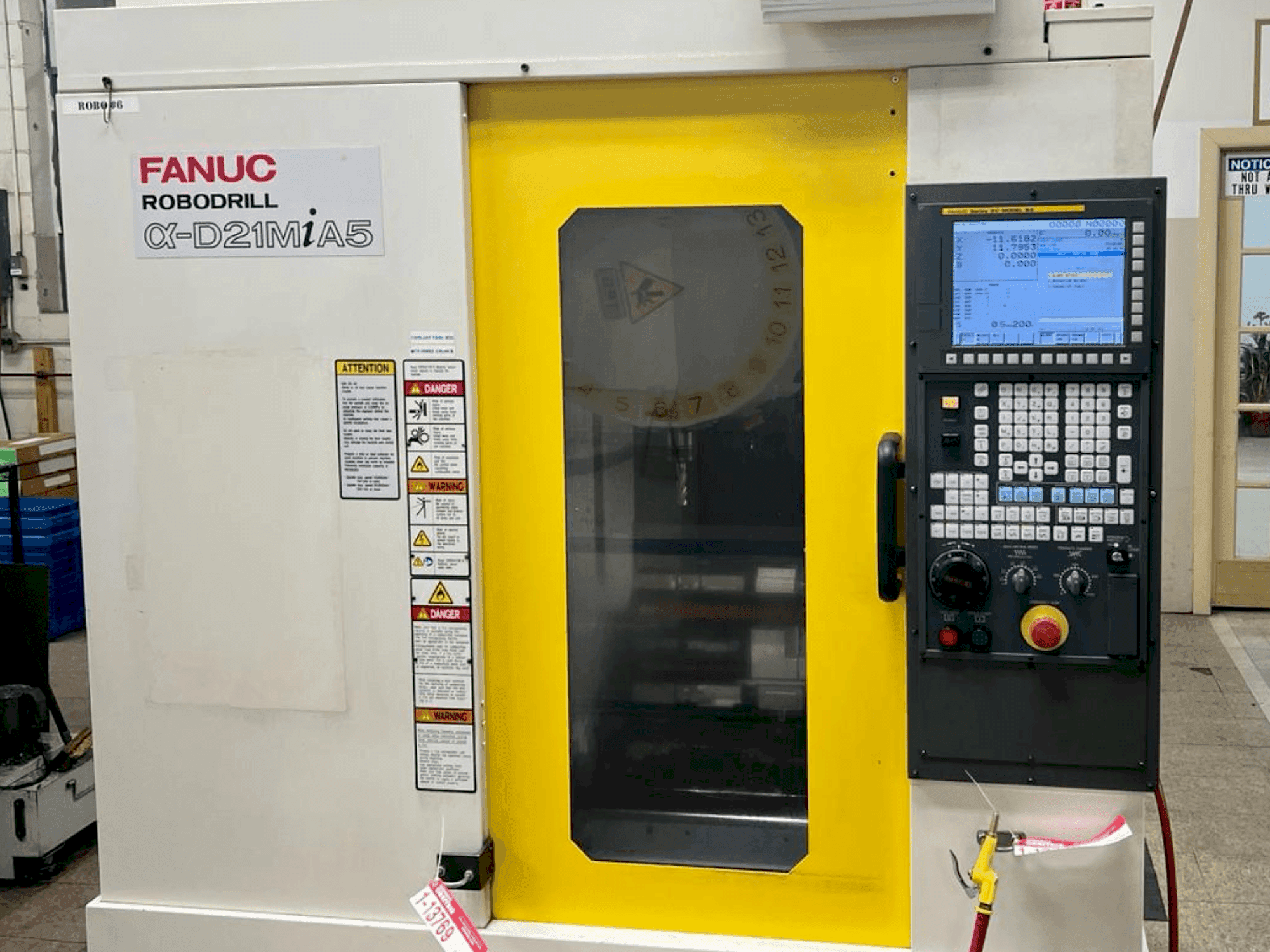 Vista frontal de la máquina FANUC Robodrill D21MiA5