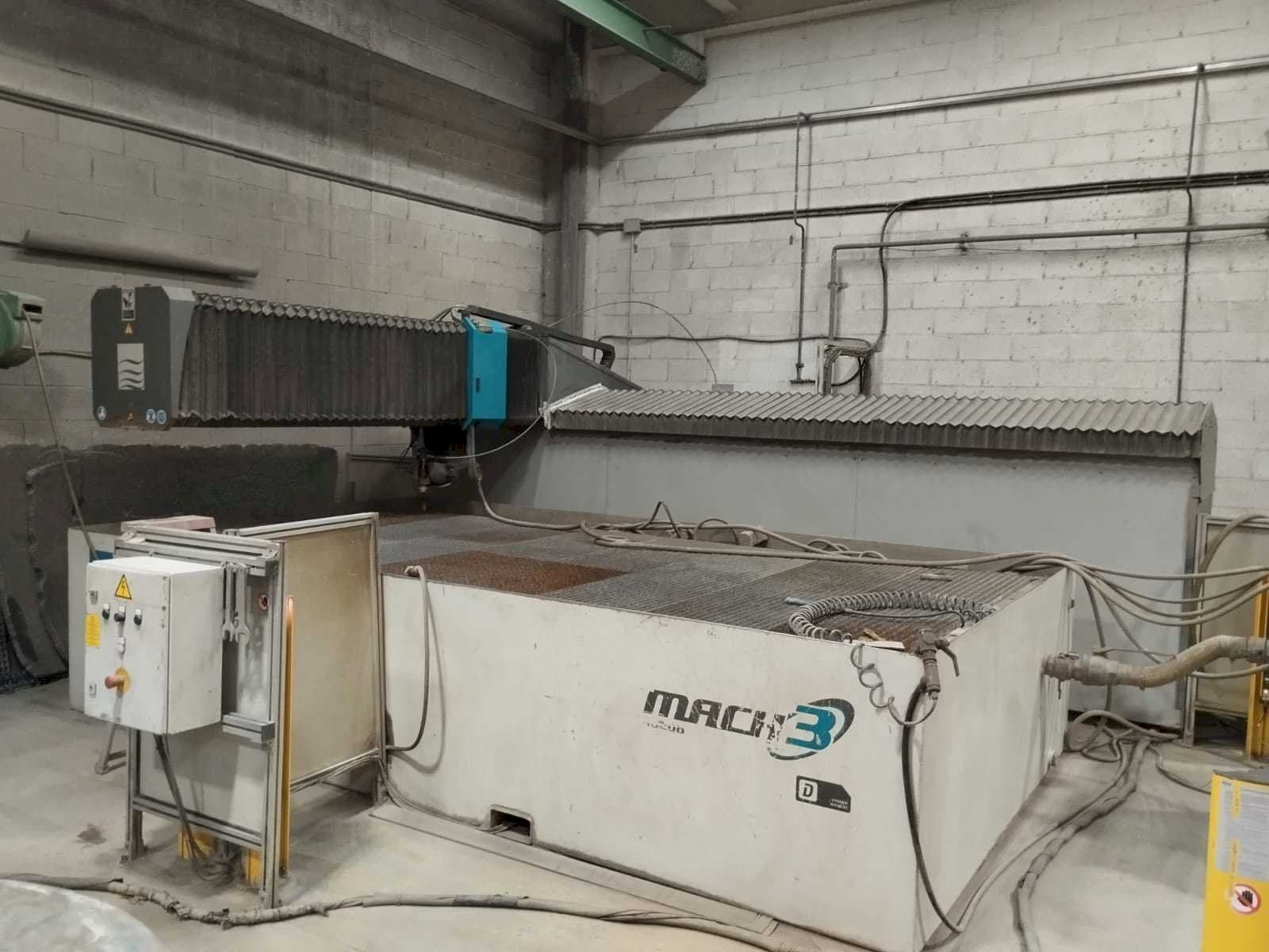 Vista frontal de la máquina Flow Mach3 4020B