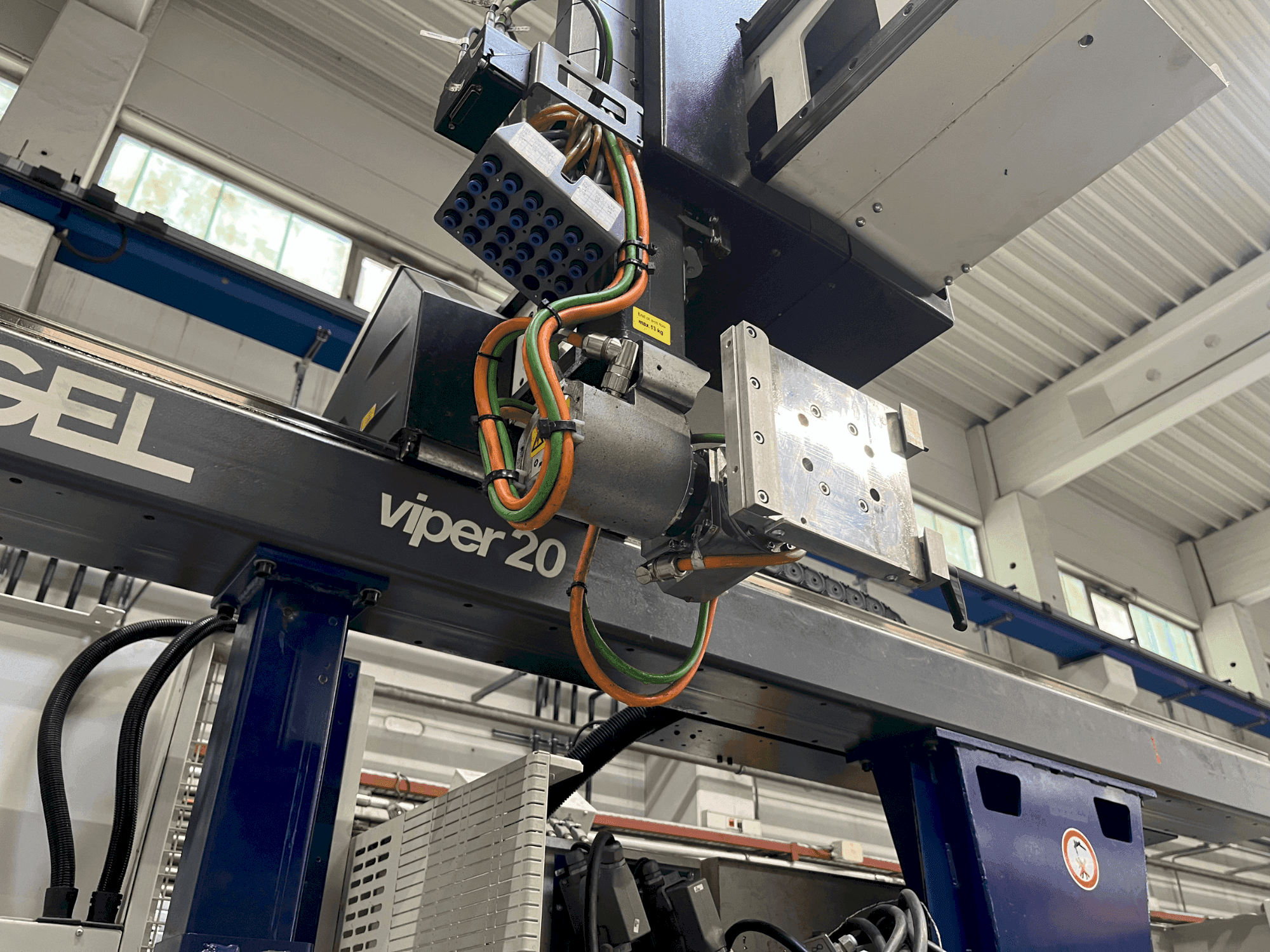 Vista frontal de la máquina Engel Viper 20