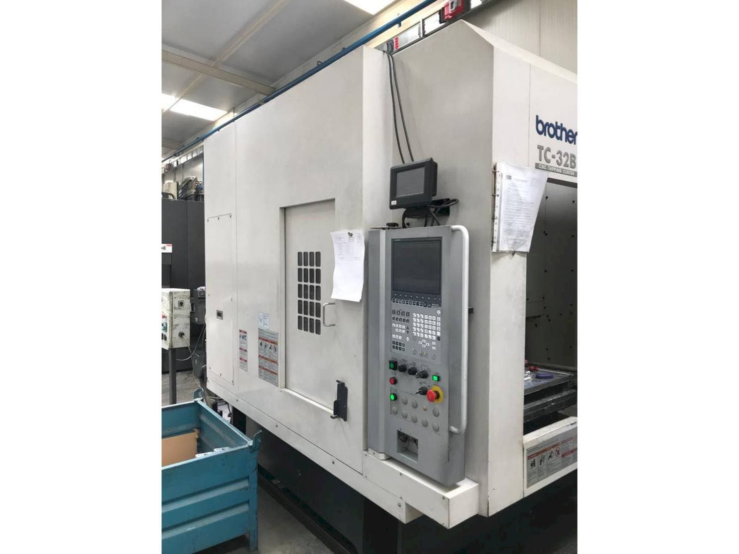 Vista frontal de la máquina Brother TC-32BN QT