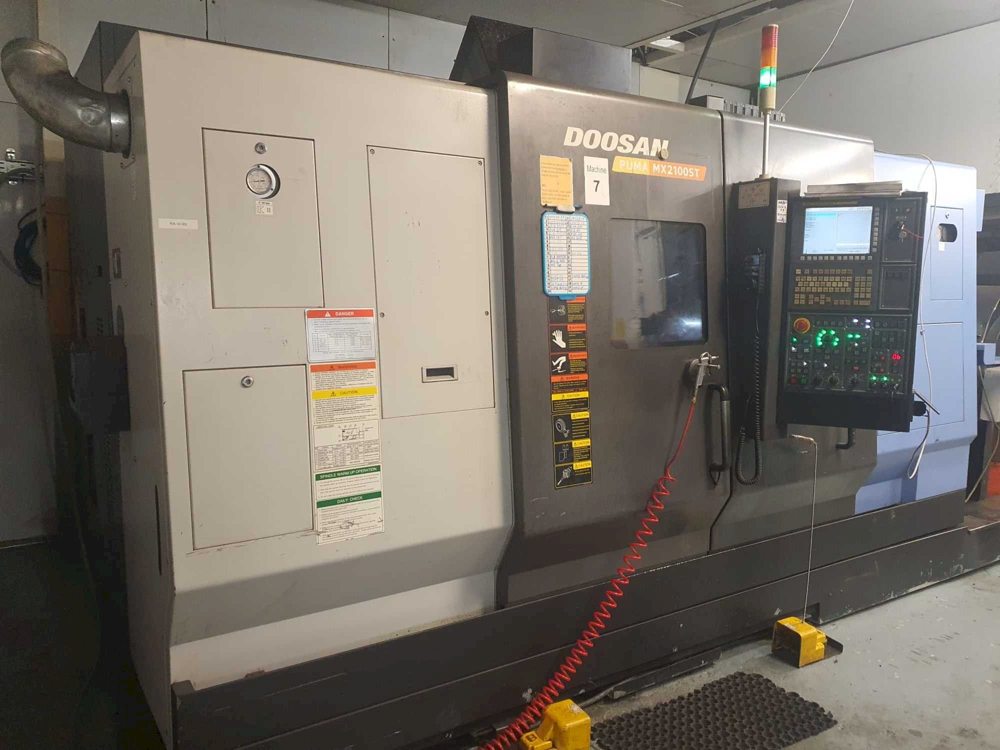 Vista frontal de la máquina Doosan Puma MX2100ST