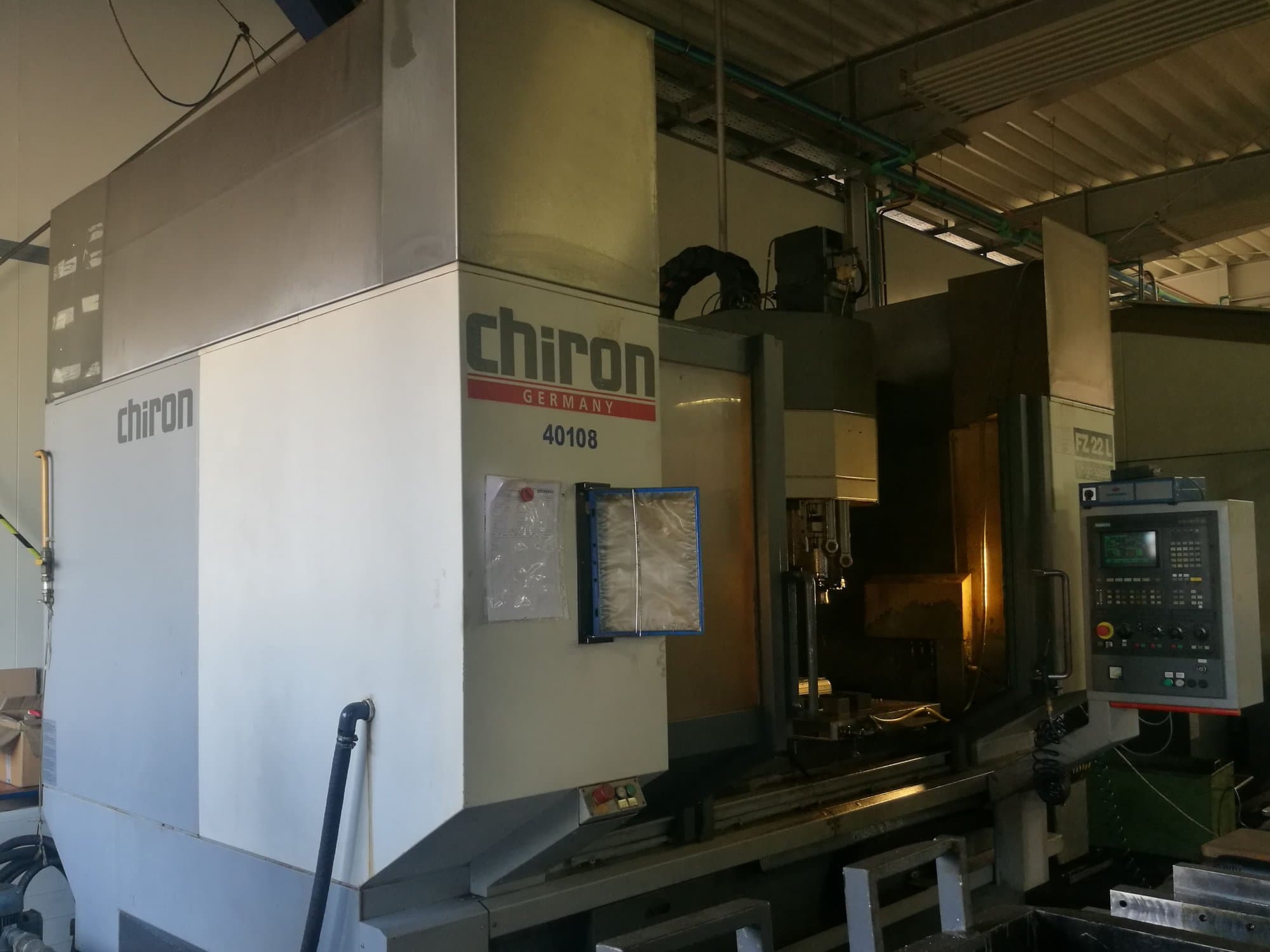 Vista derecha de la máquina Chiron FZ 18L