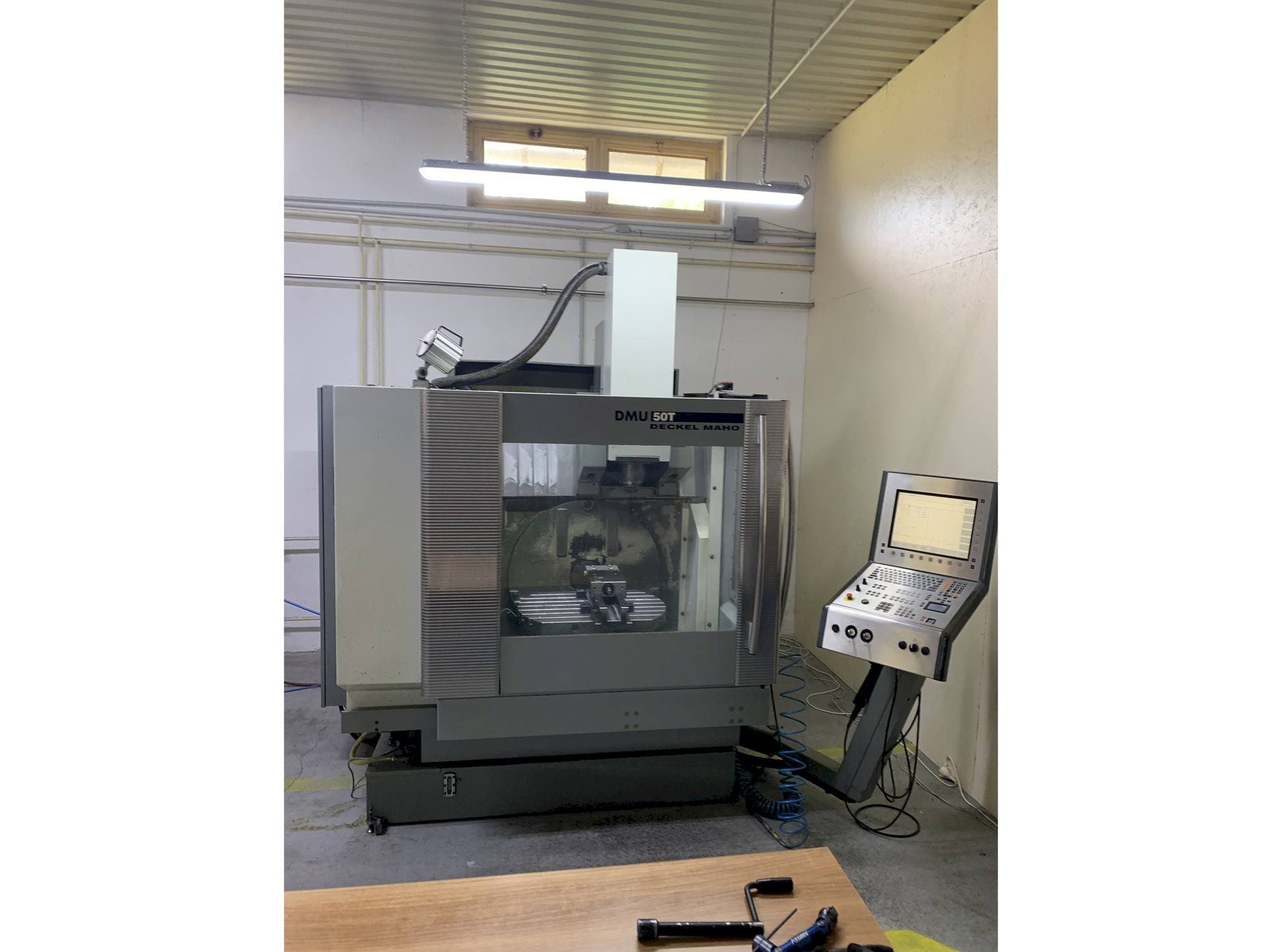 Vista frontal de la máquina DECKEL MAHO DMU 50T