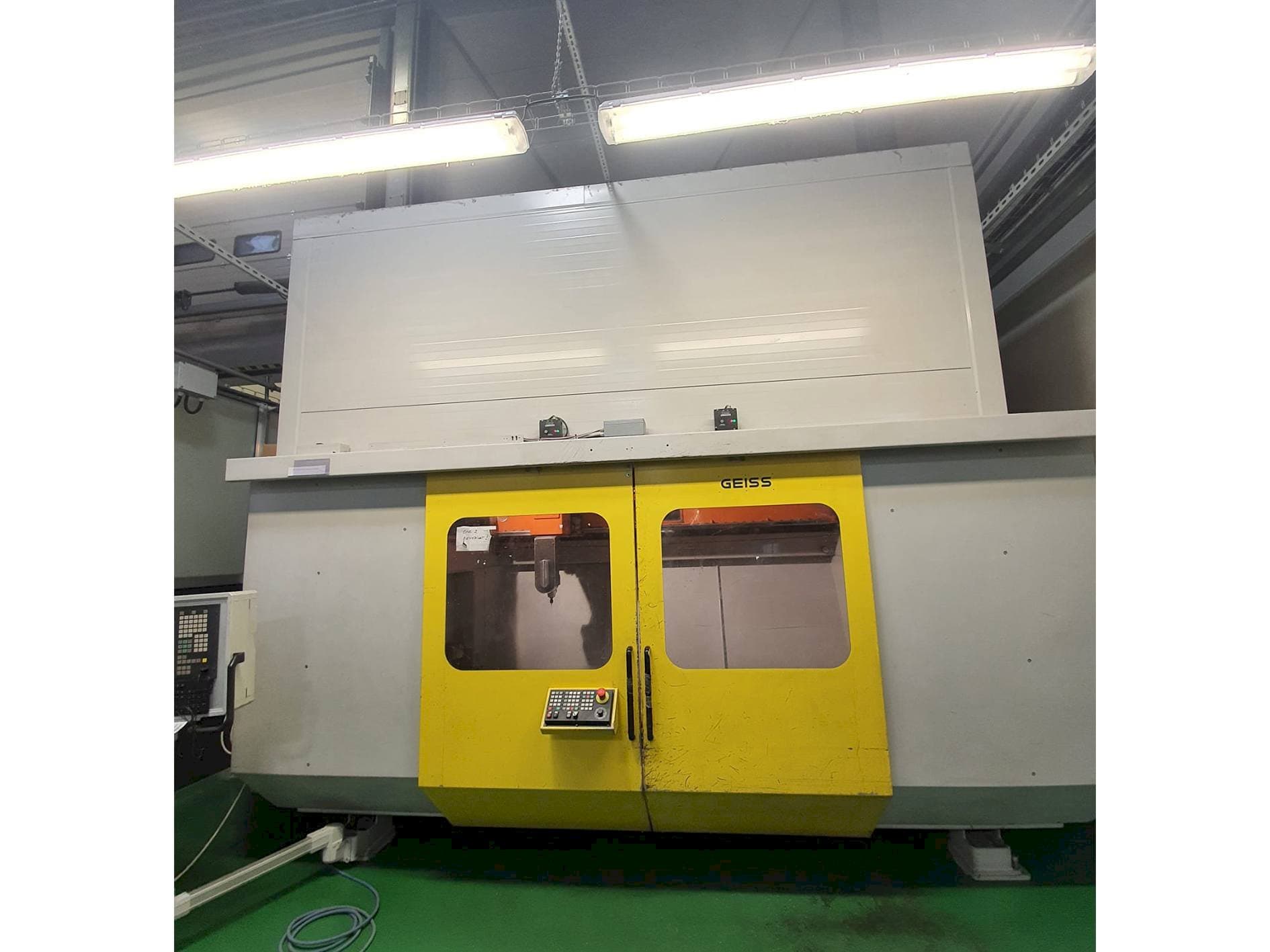 Vista frontal de la máquina GEISS FZ 2000x1000 ECO