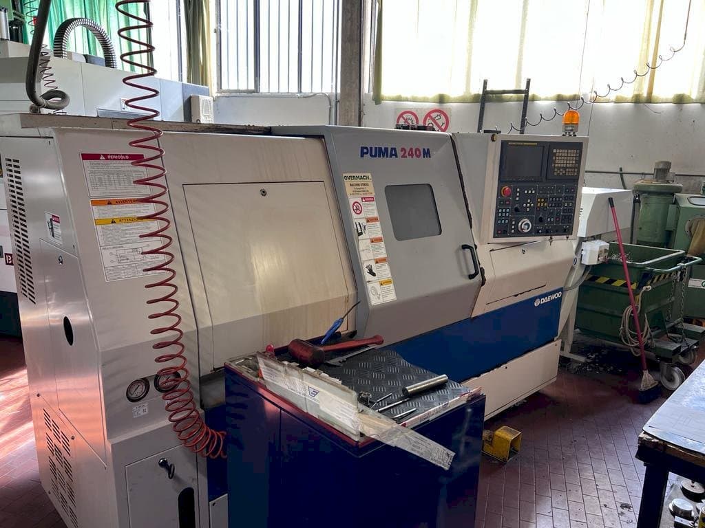 Vista frontal de la máquina DAEWOO Puma 240M