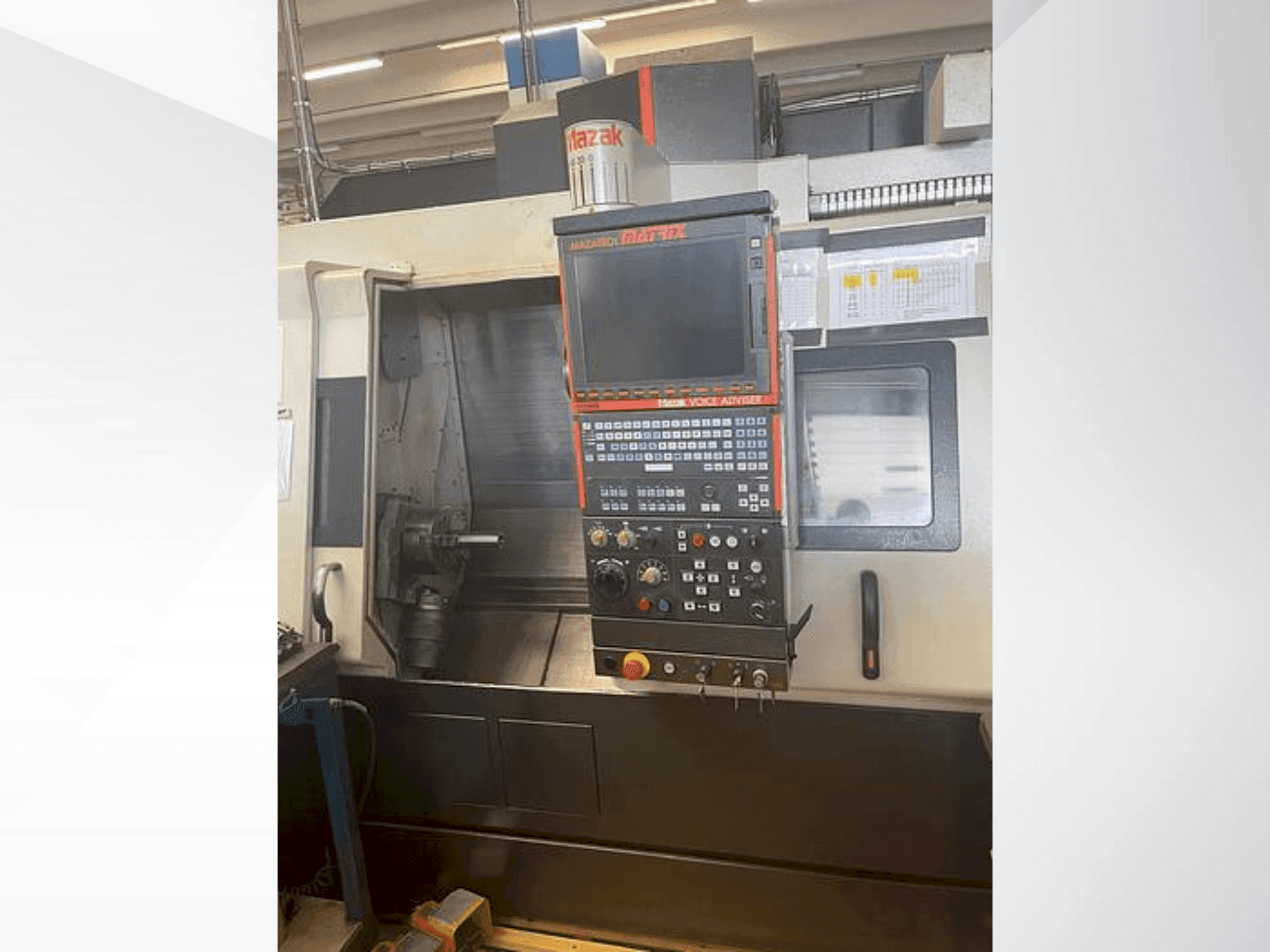 Vista frontal de la máquina Mazak INTEGREX 200 IV S