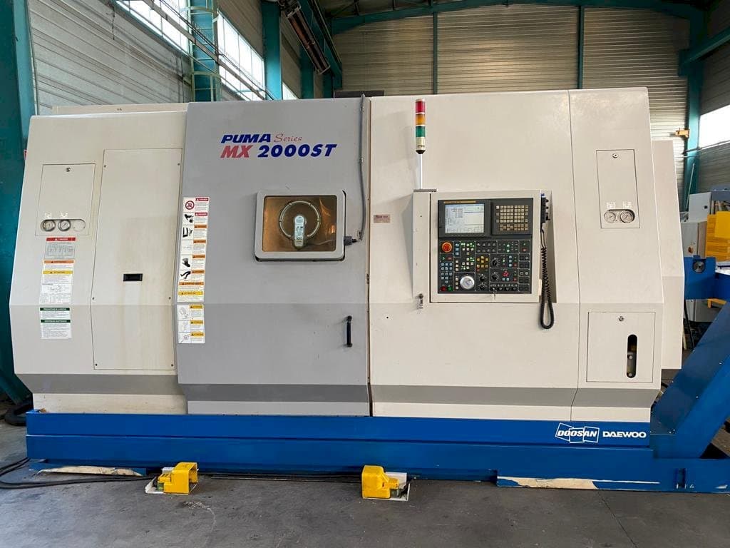 Vista frontal de la máquina Doosan PUMA MX 2000 ST