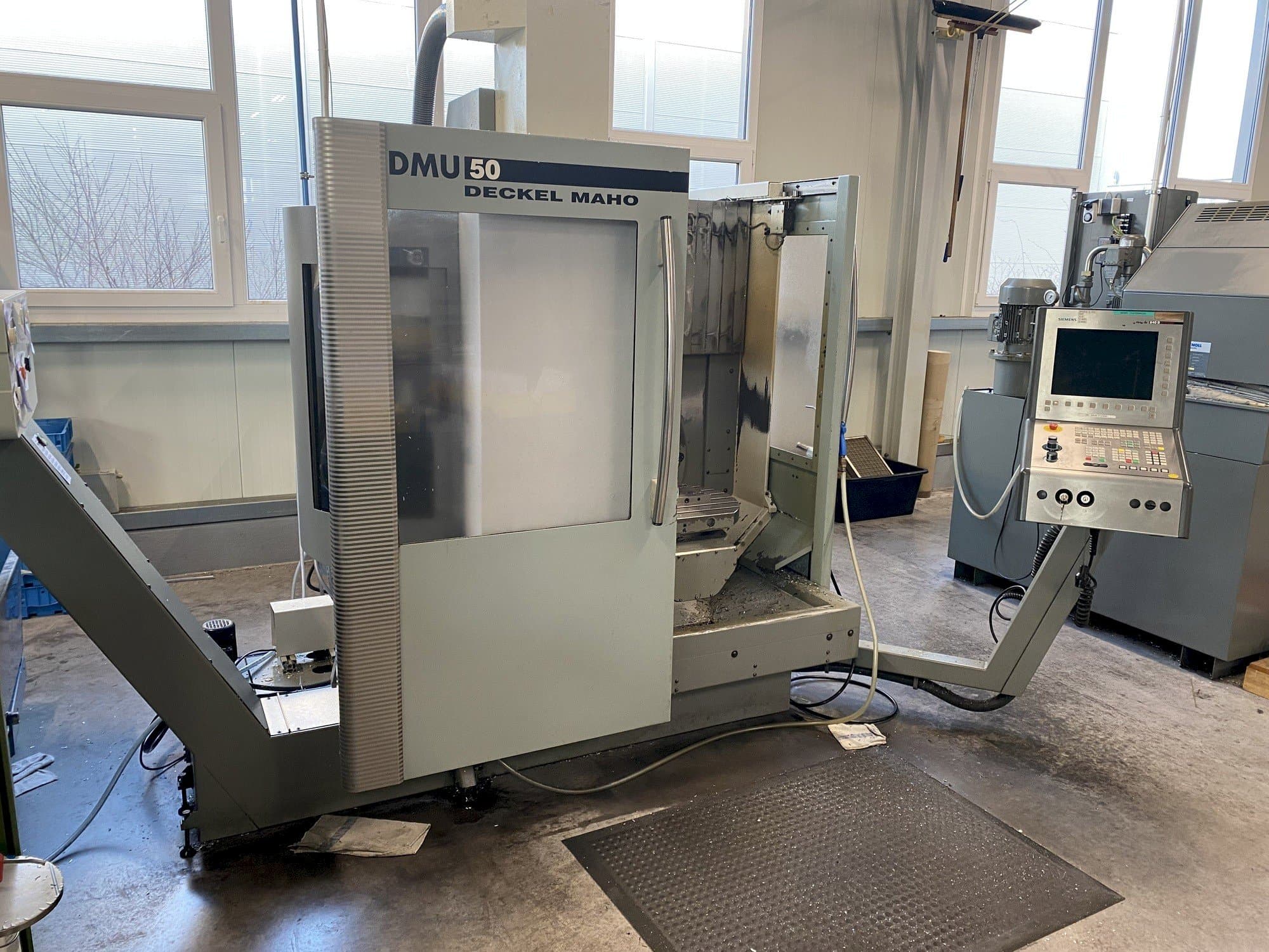 Vista frontal de la máquina DECKEL MAHO DMU 50