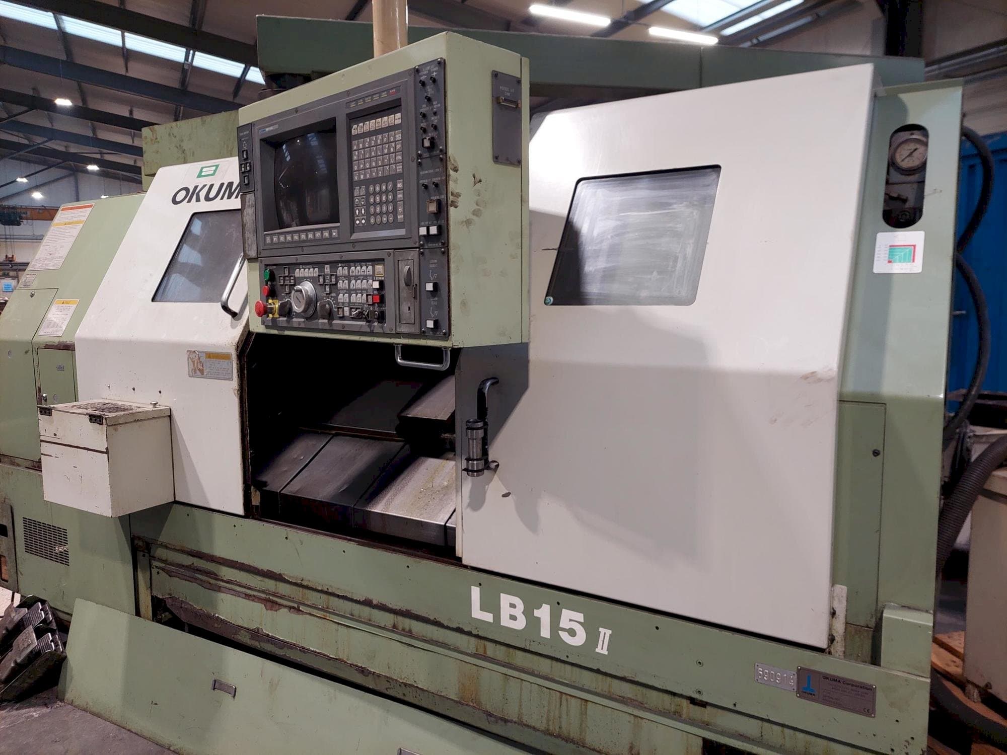 Vista frontal de la máquina Okuma LB15