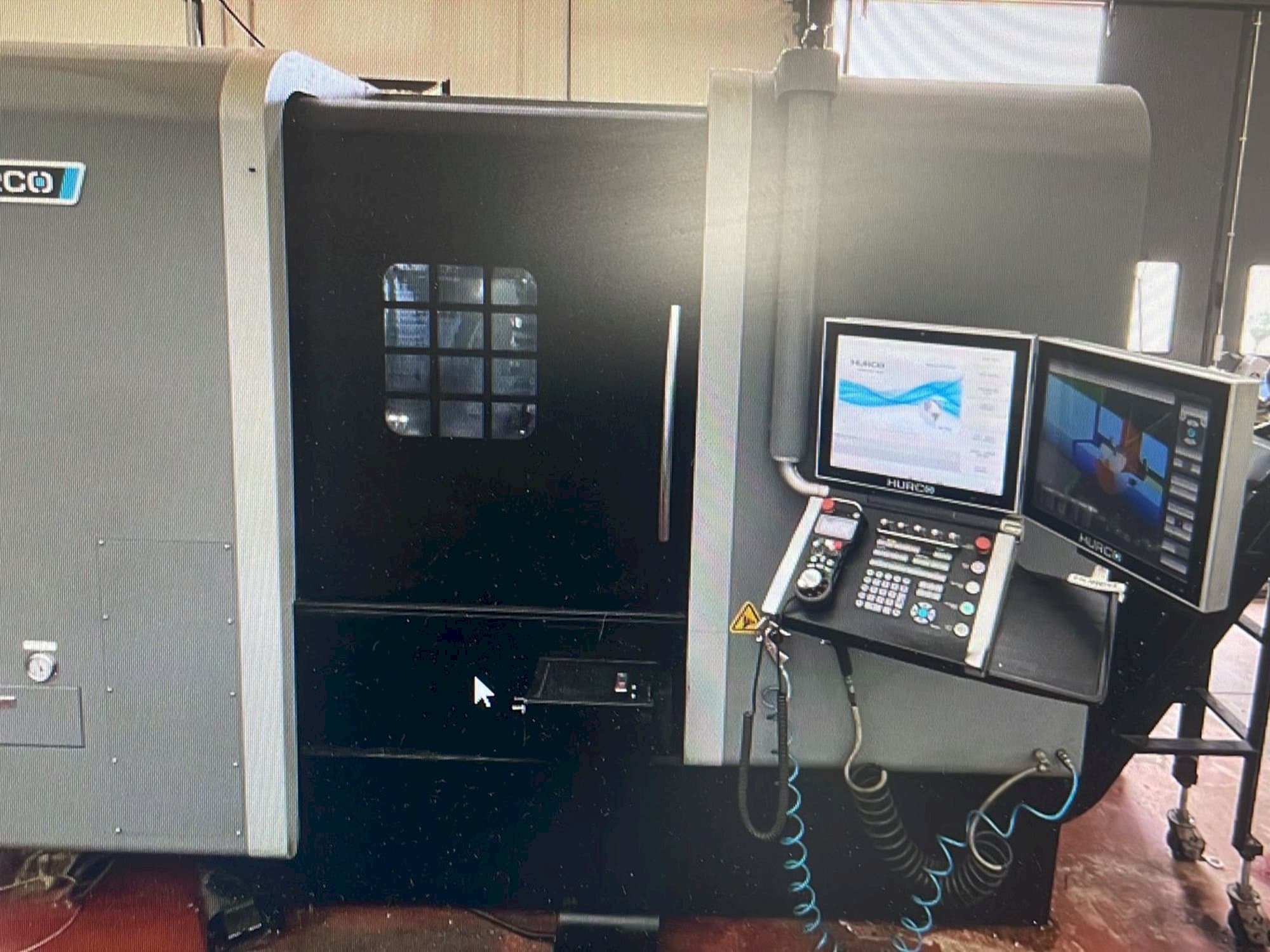 Vista frontal de la máquina Hurco TMX8MYSi