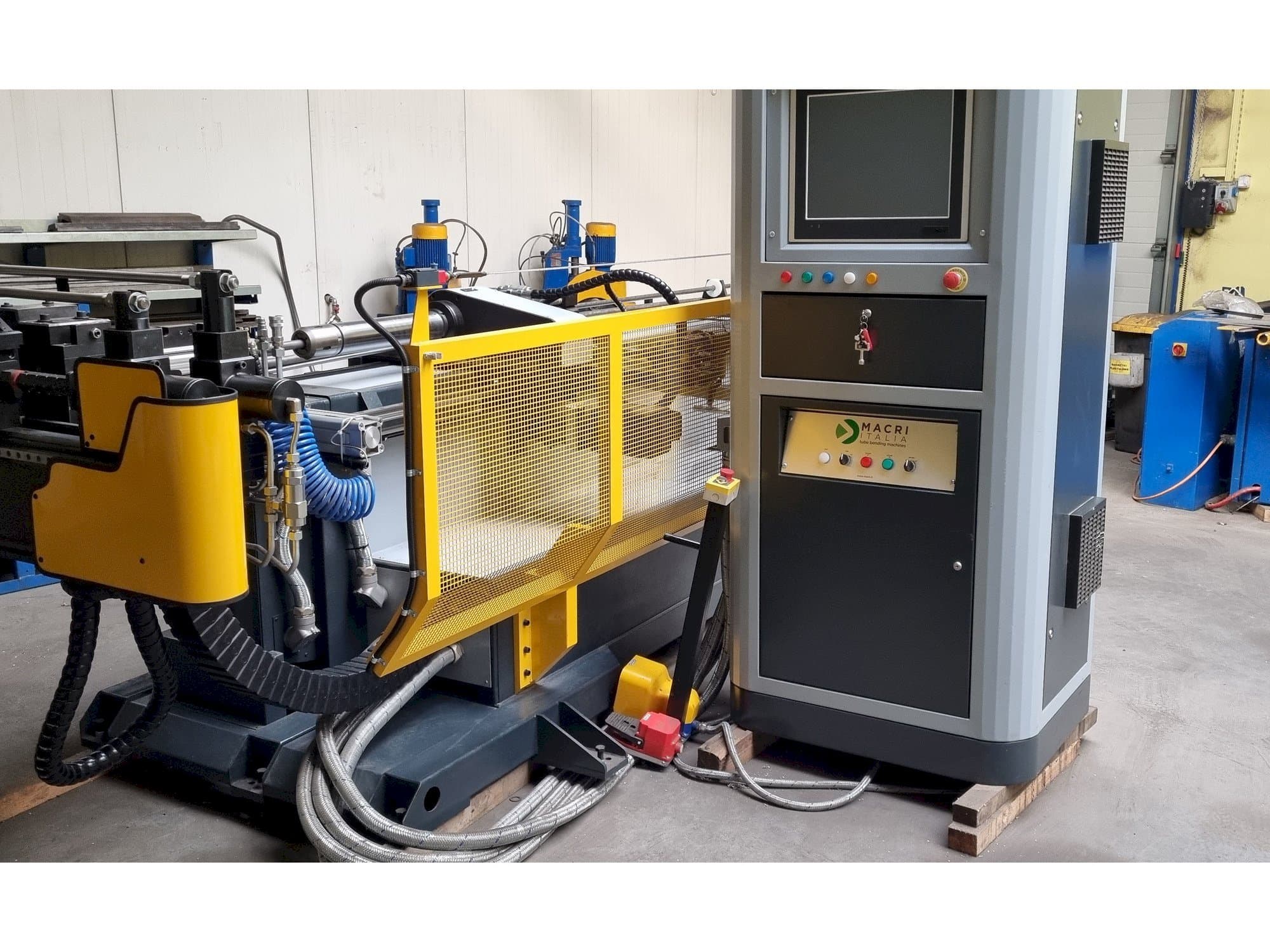 Vista frontal de la máquina MACRI ITALIA PROVAR 6-45 U-D