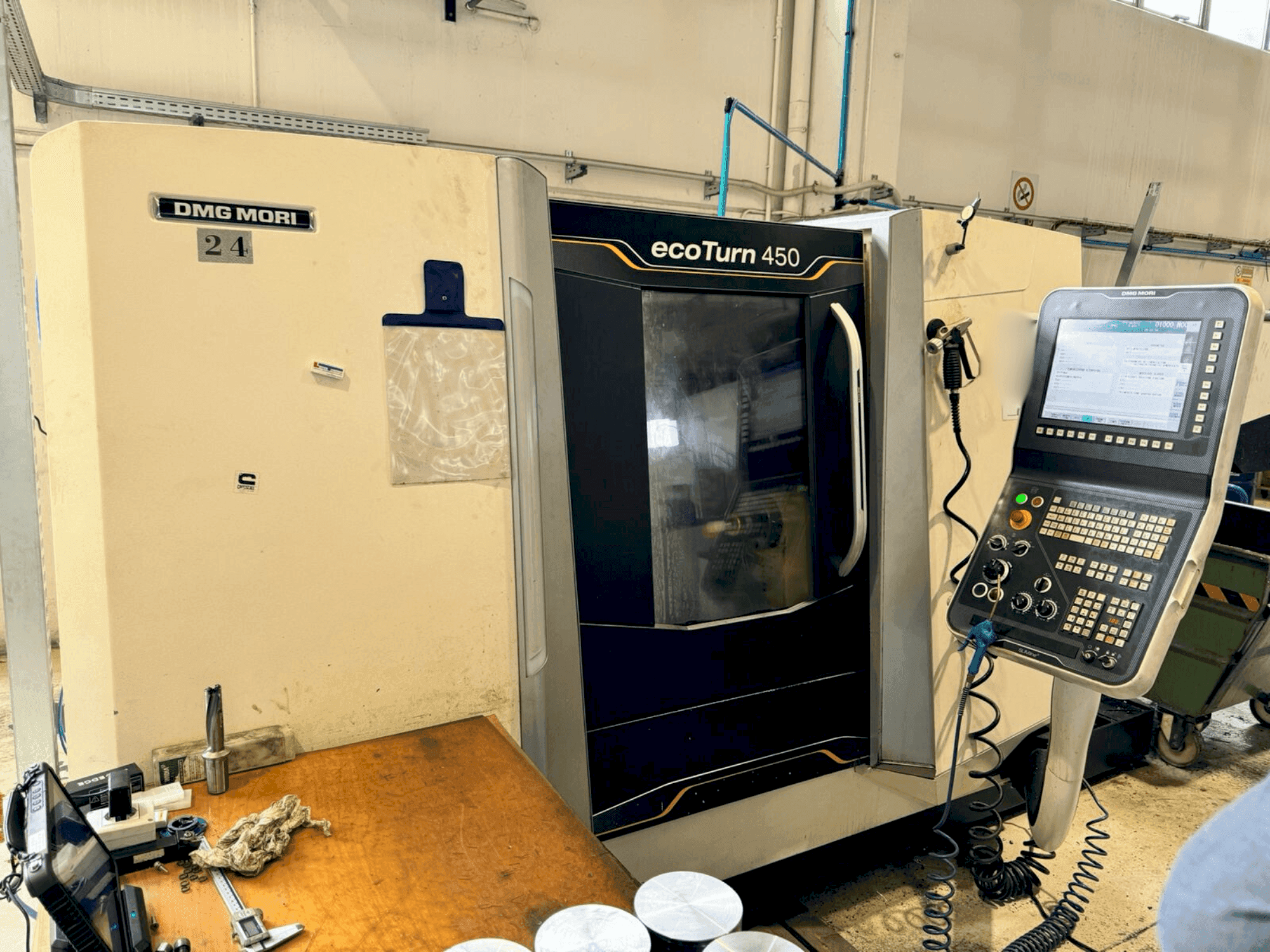 Vista frontal de la máquina DMG MORI EcoTurn 450 V3