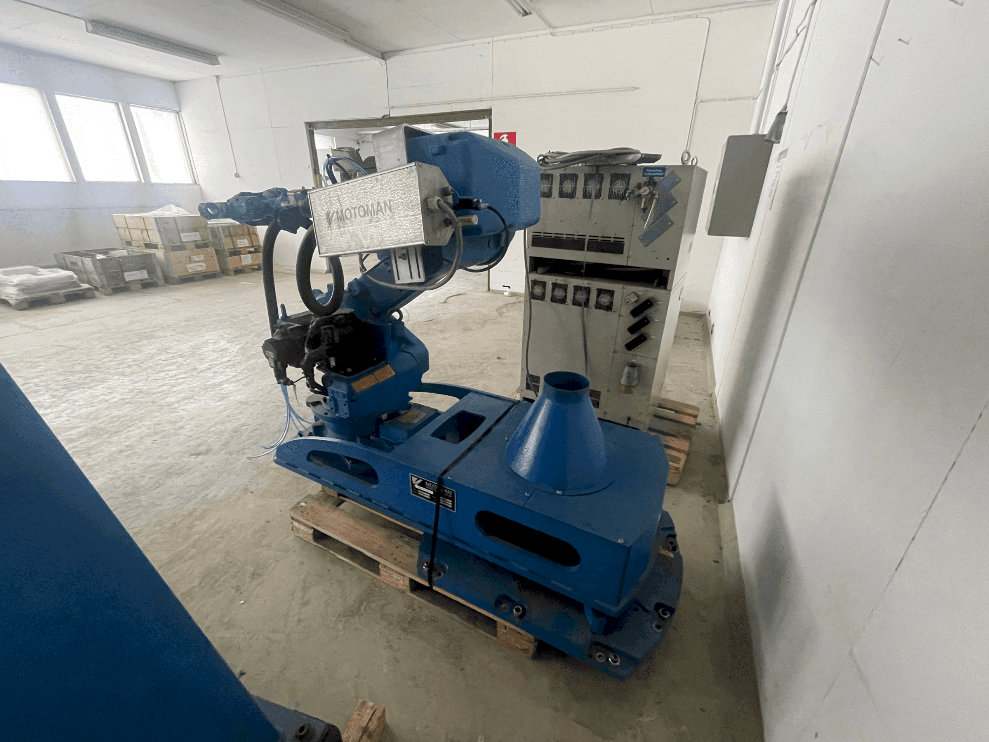 Vista frontal de la máquina MOTOMAN VST 600 SX