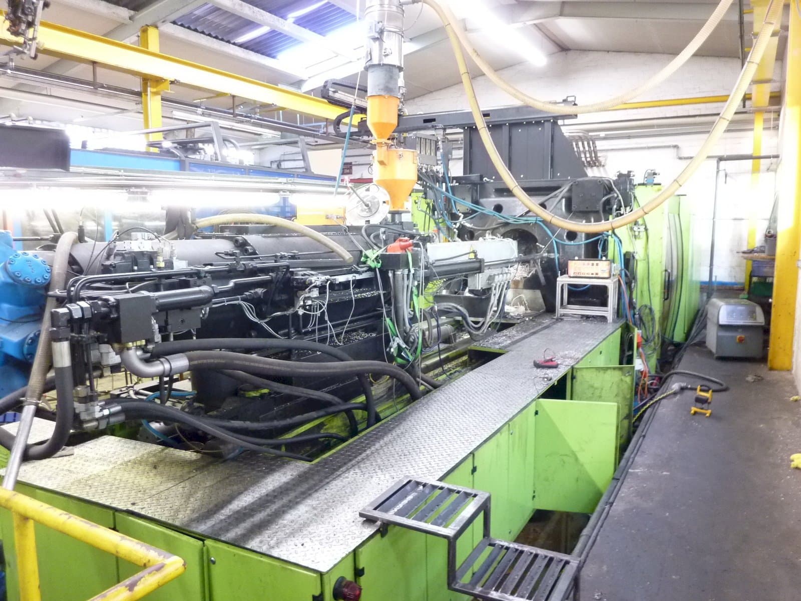 Vista lateral izquierda de la máquina ENGEL ES 10000/1300 DK