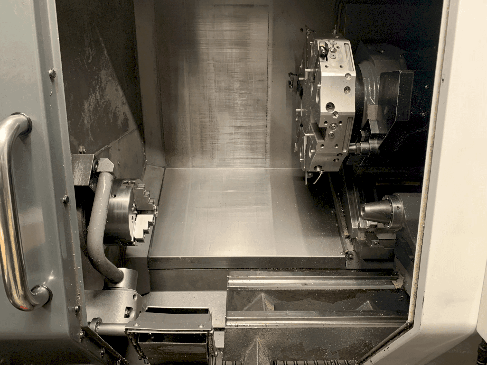 Vista frontal de la máquina HAAS ST-20Y