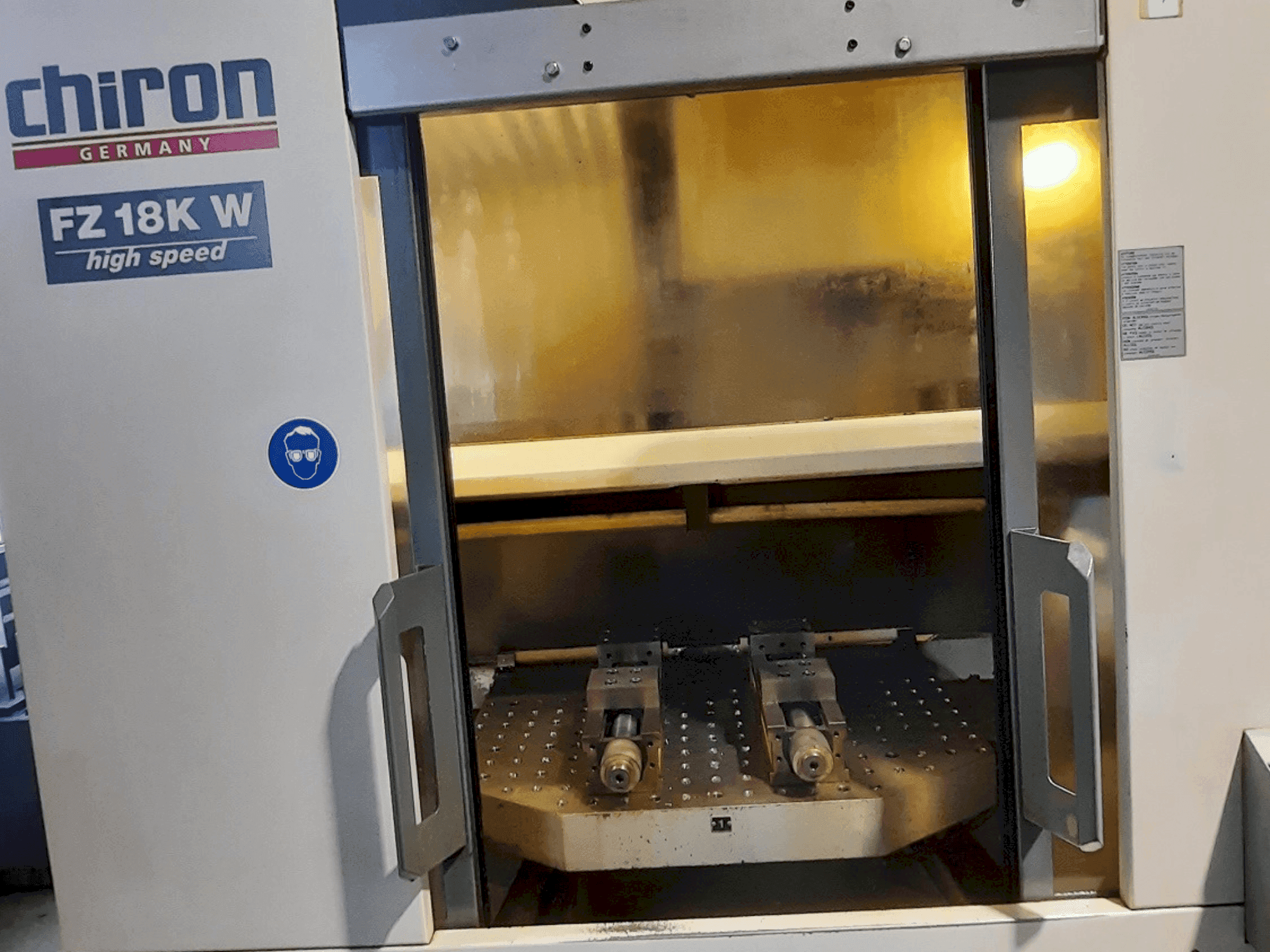 Vista frontal de la máquina CHIRON FZ 18 KW