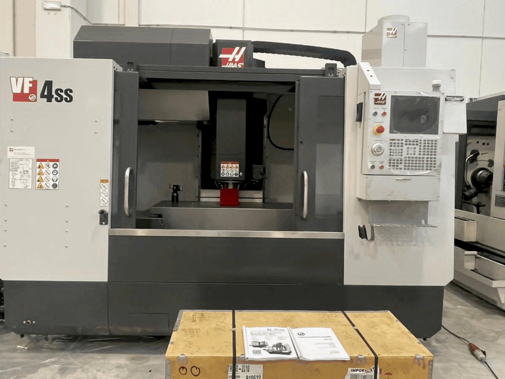 Vista frontal de la máquina HAAS VF4SS (2019)