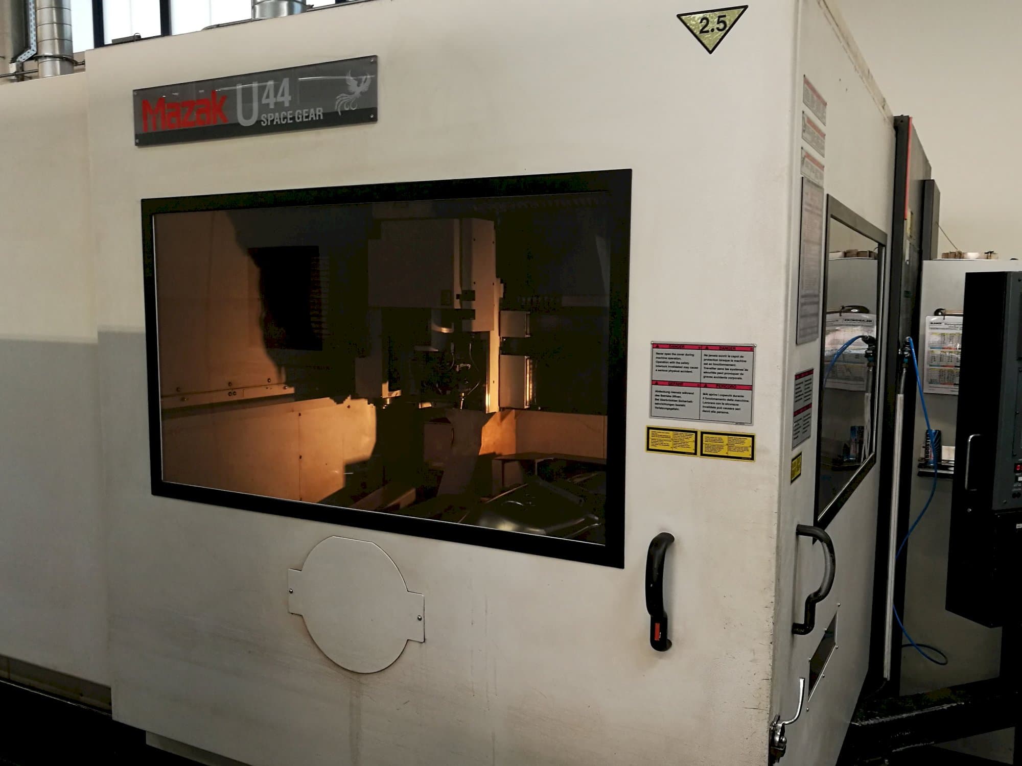 Vista izquierda de la máquina Mazak Space Gear-U44