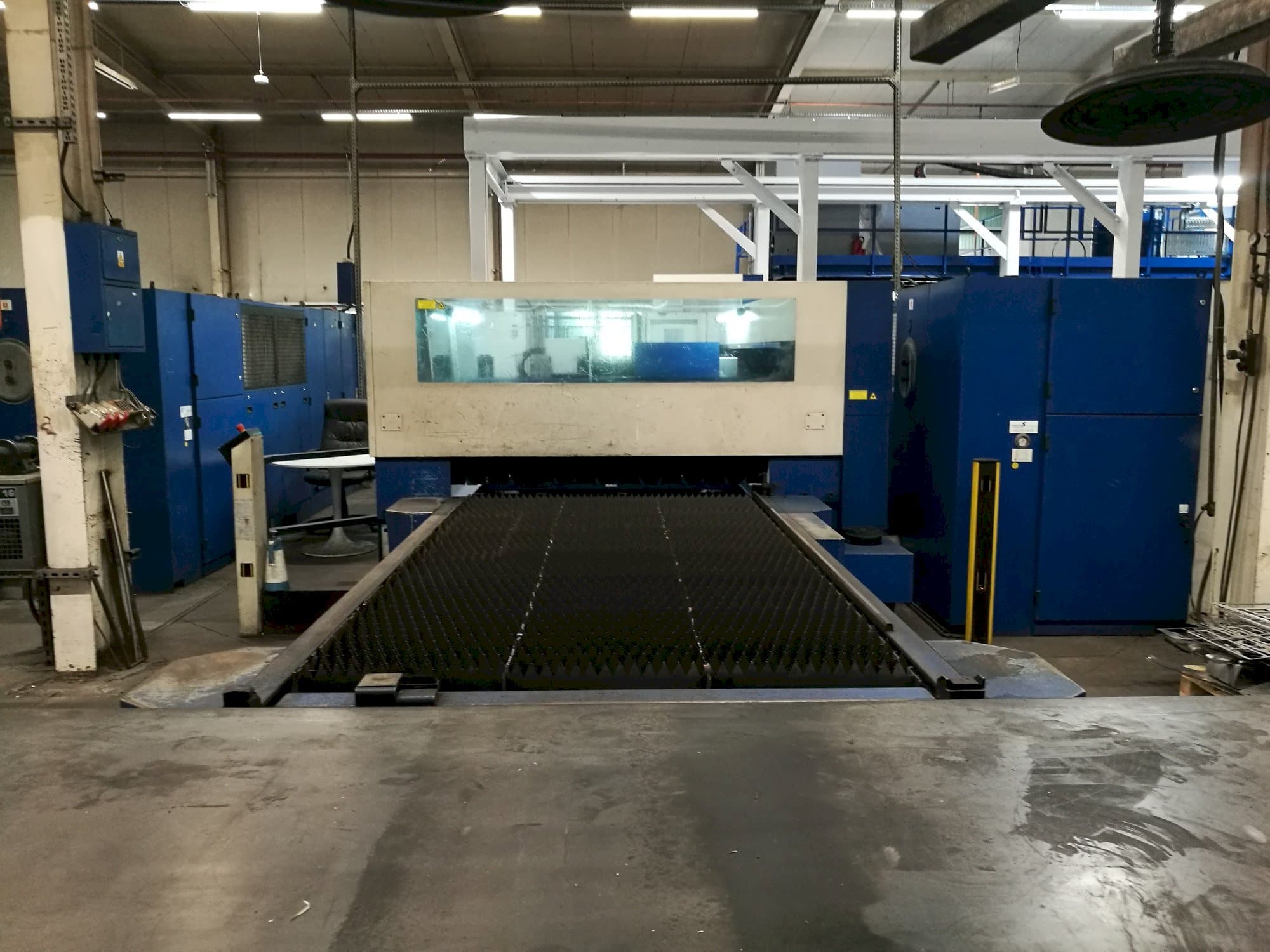 Vista frontal de la máquina Trumpf Trumatic L3050