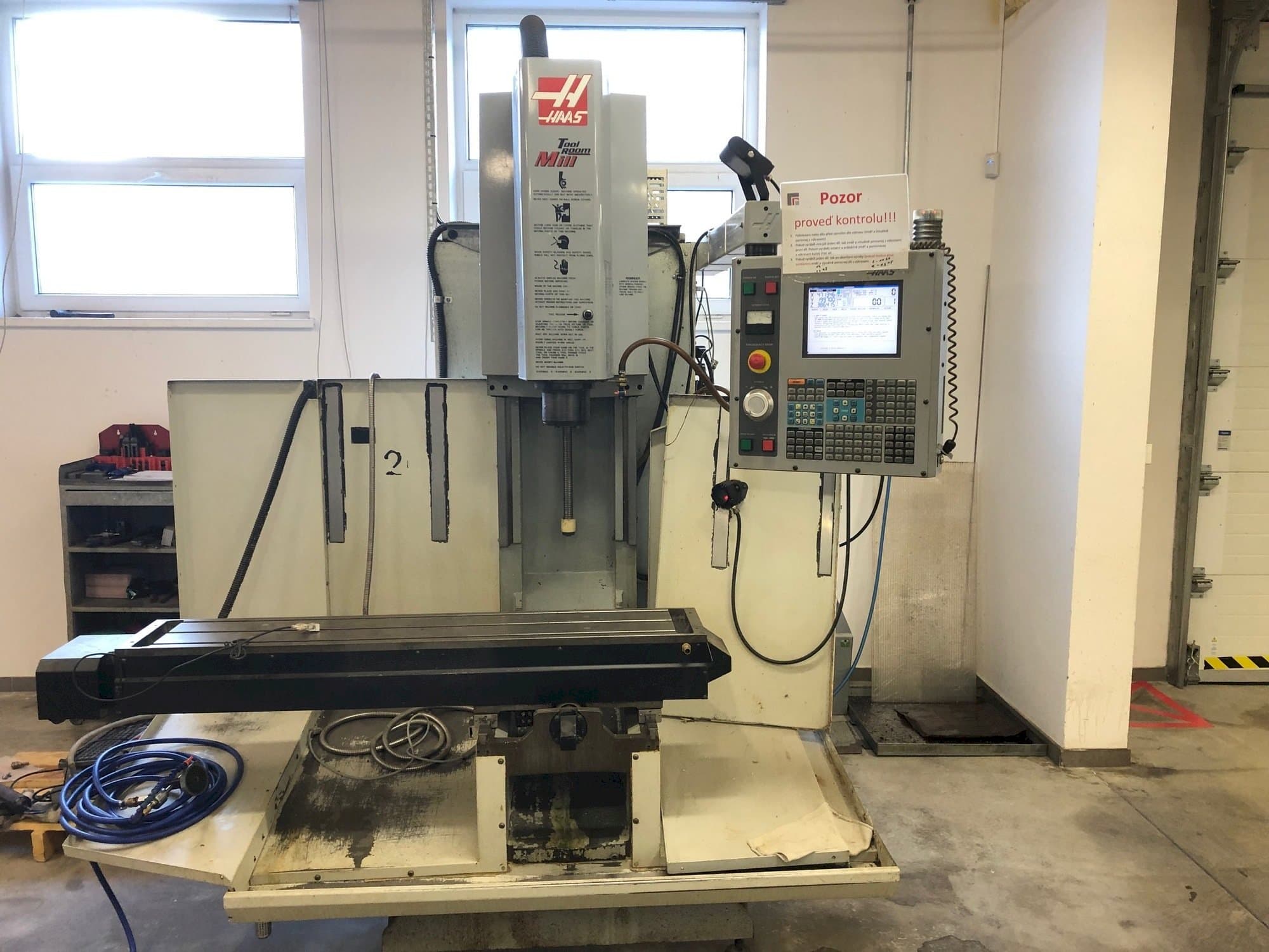 Vista frontal de la máquina HAAS TM-2HE