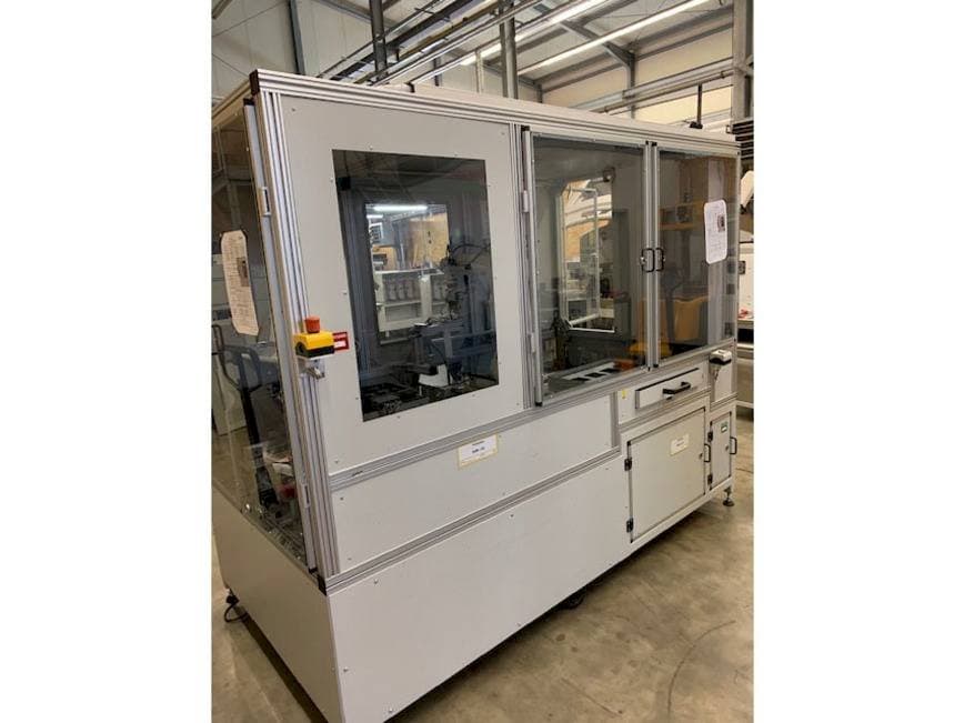 Vista lateral izquierda de la máquina SEHO Robot cell sorting station