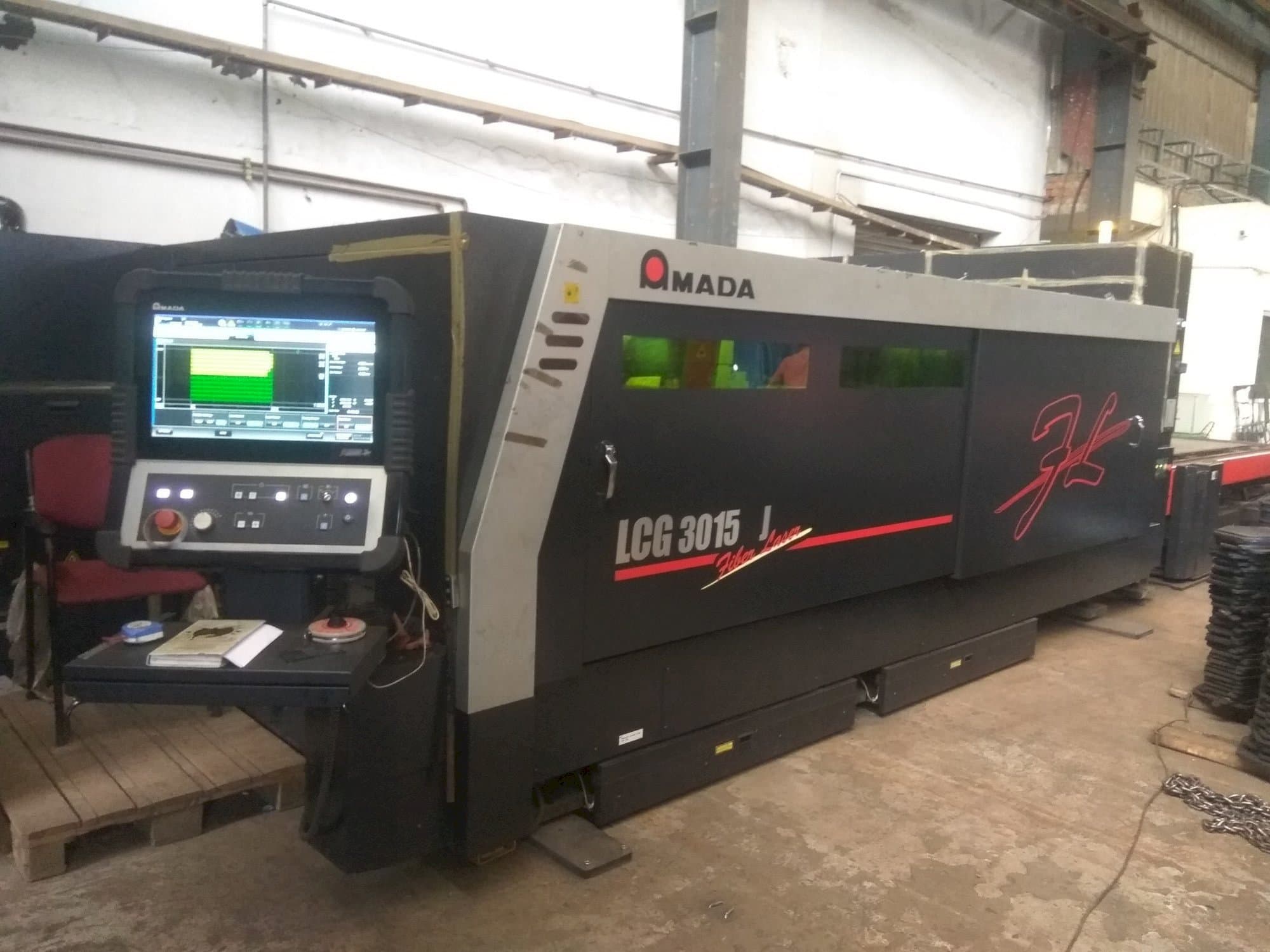 Vista frontal de la máquina AMADA LCG3015AJ