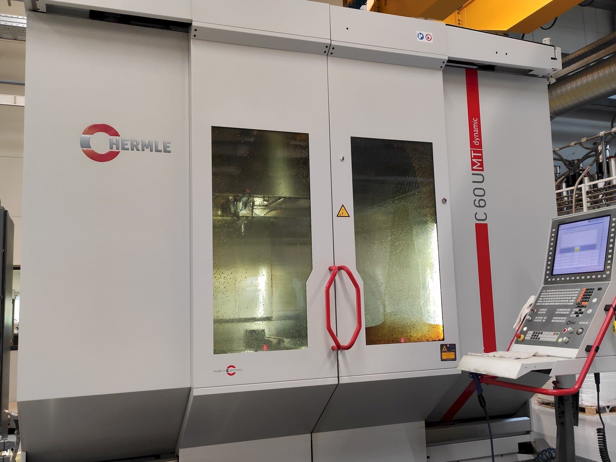 Vista frontal de la máquina HERMLE C 60 U MT