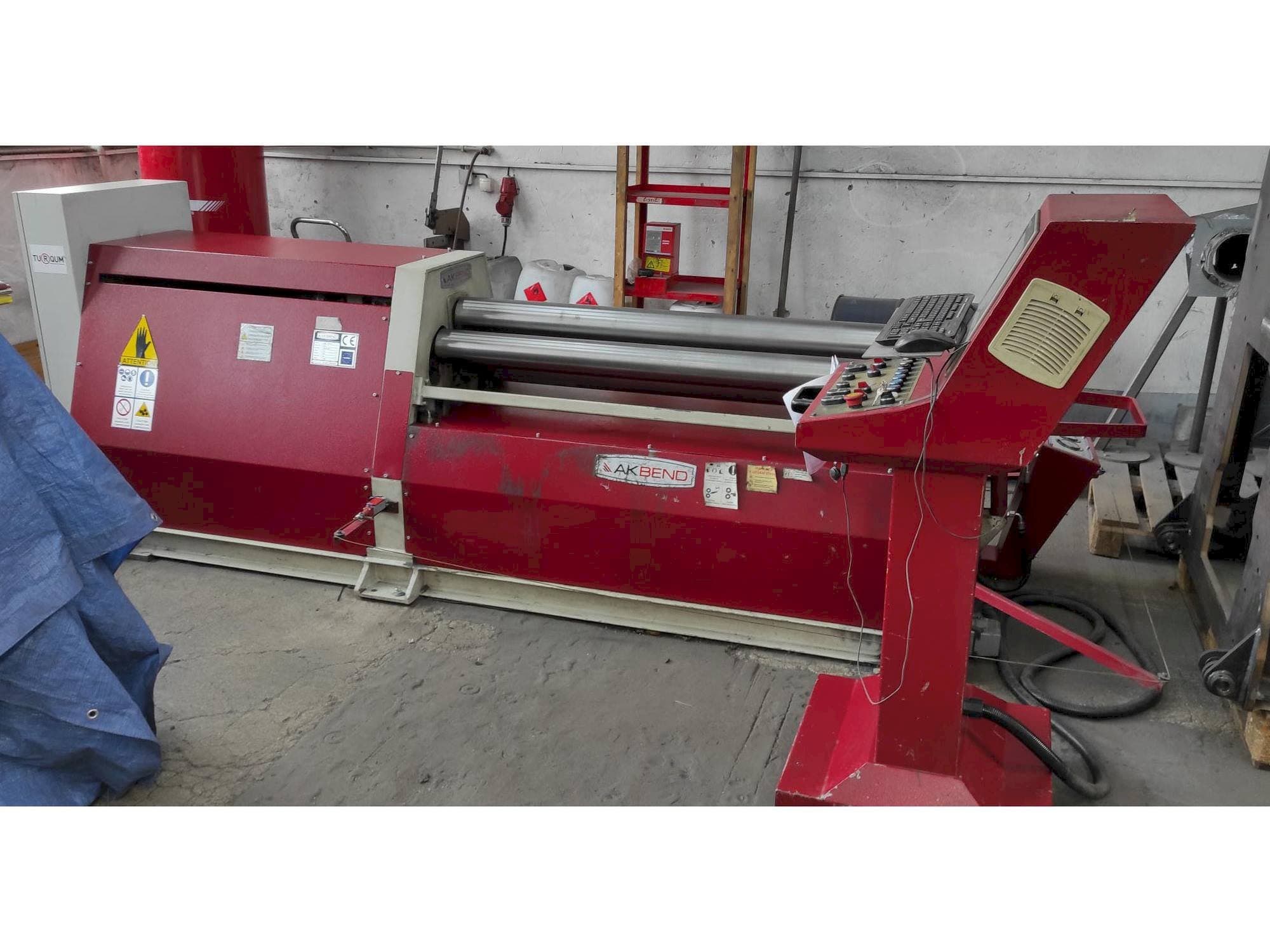 Vista frontal de la máquina AKBEND AHS 15/4-6