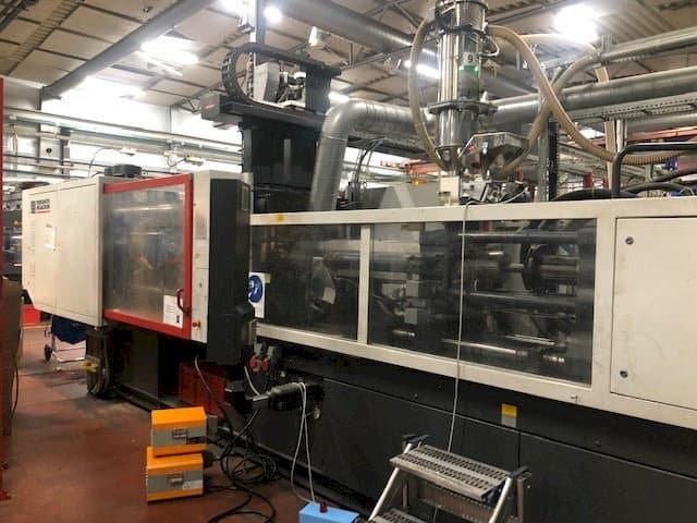 Vista frontal de la máquina FERROMATIK MILACRON K320