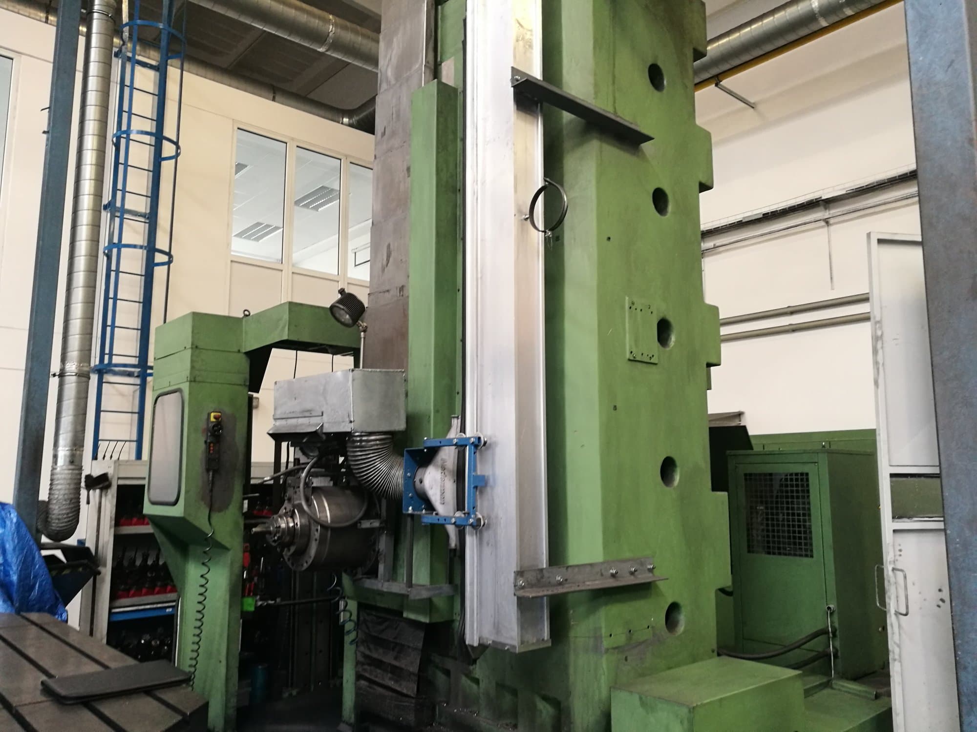 Vista frontal de la máquina TOS WHN 130