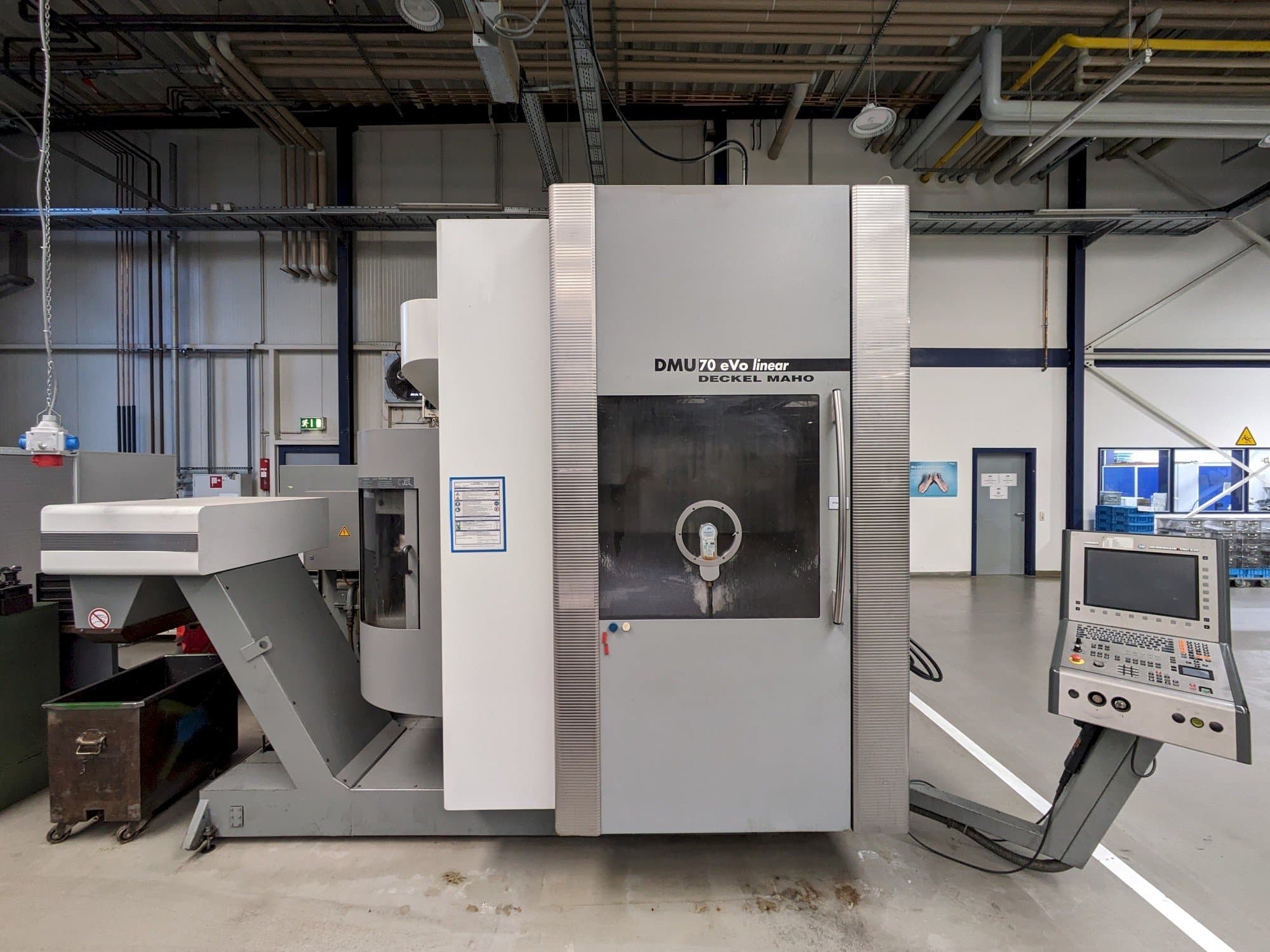 Vista frontal de la máquina DECKEL MAHO DMU70 eVo linear