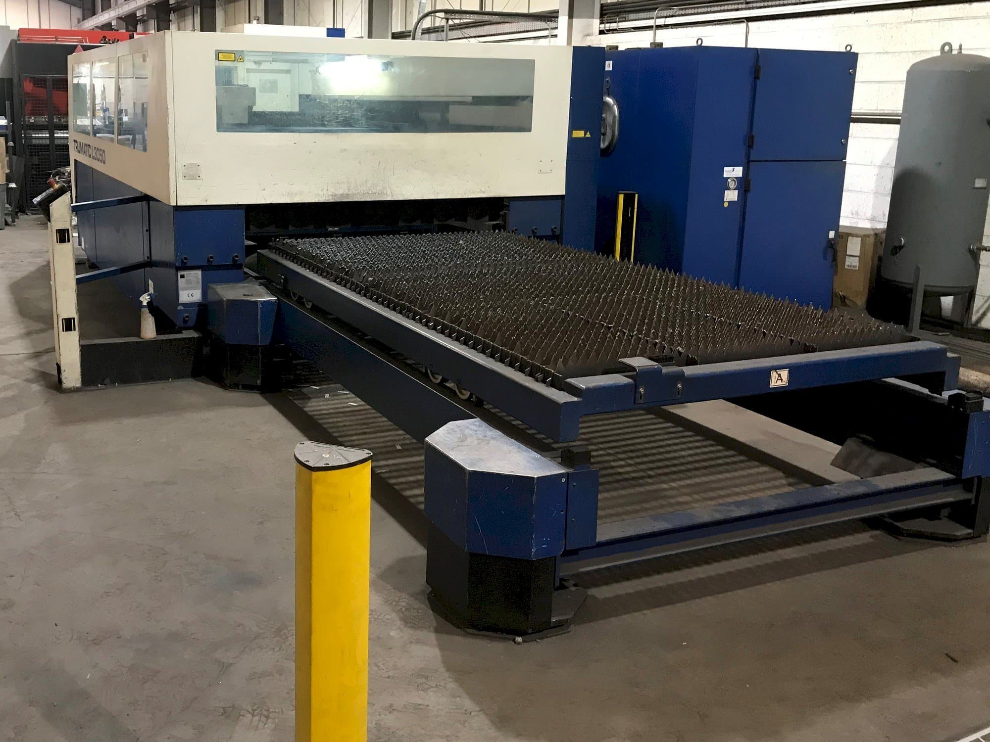 Vista frontal de la máquina Trumpf Trumatic L3050