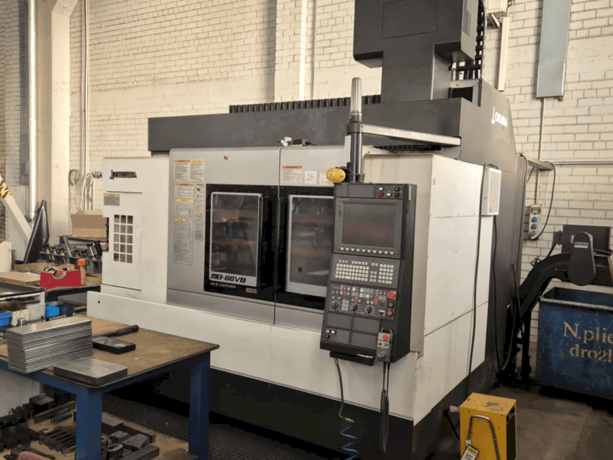 Vista frontal de la máquina Okuma MB-66VB