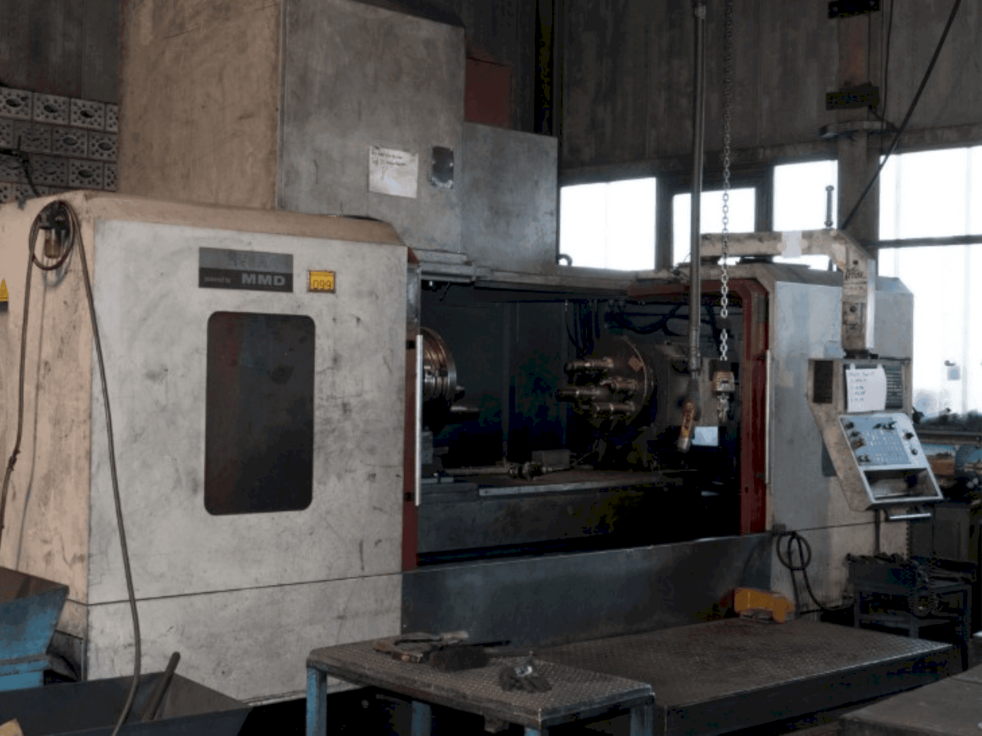 Vista frontal de la máquina Akira Seiki MMD HV8A