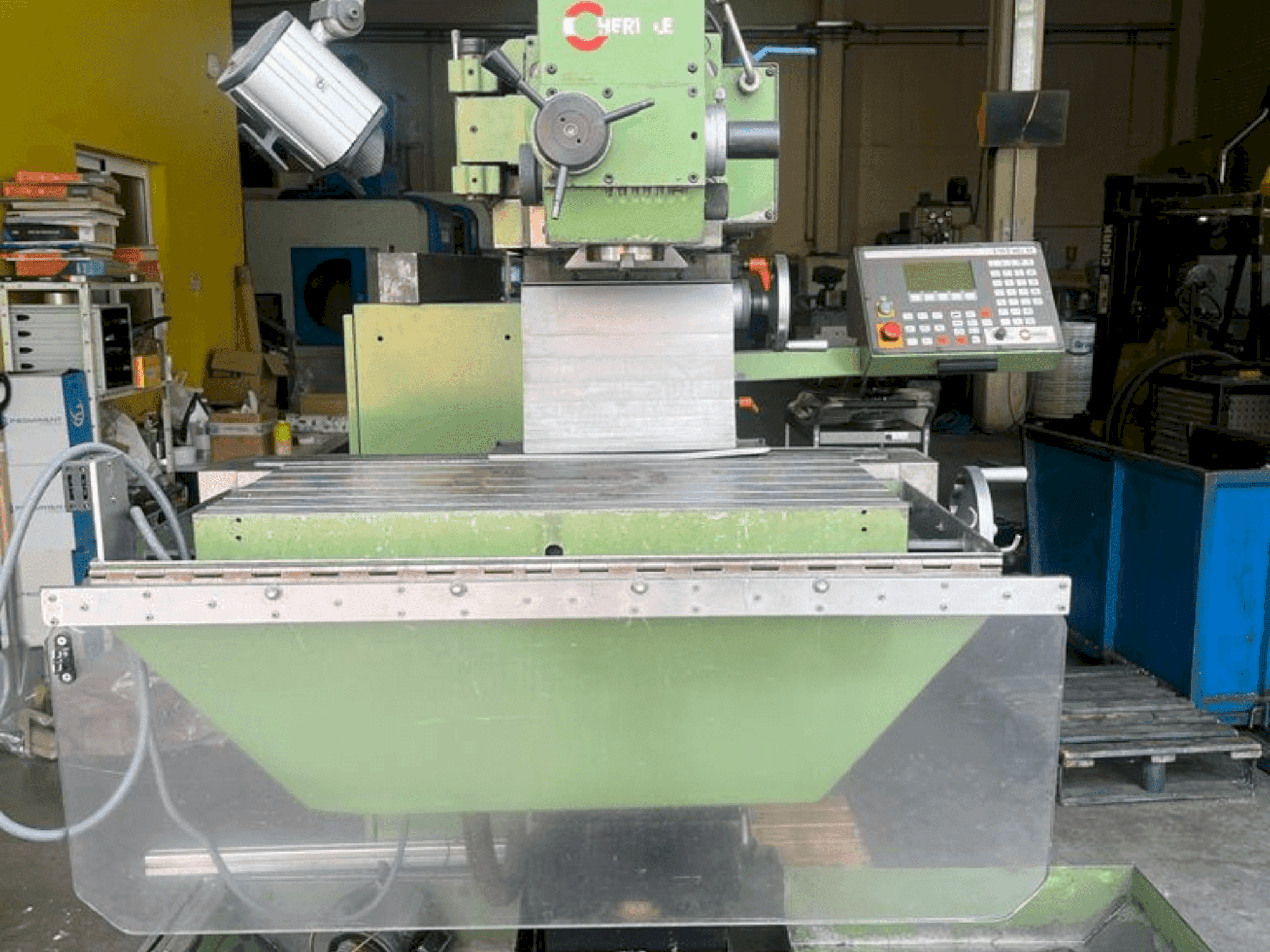 Vista frontal de la máquina HERMLE UWF 802M