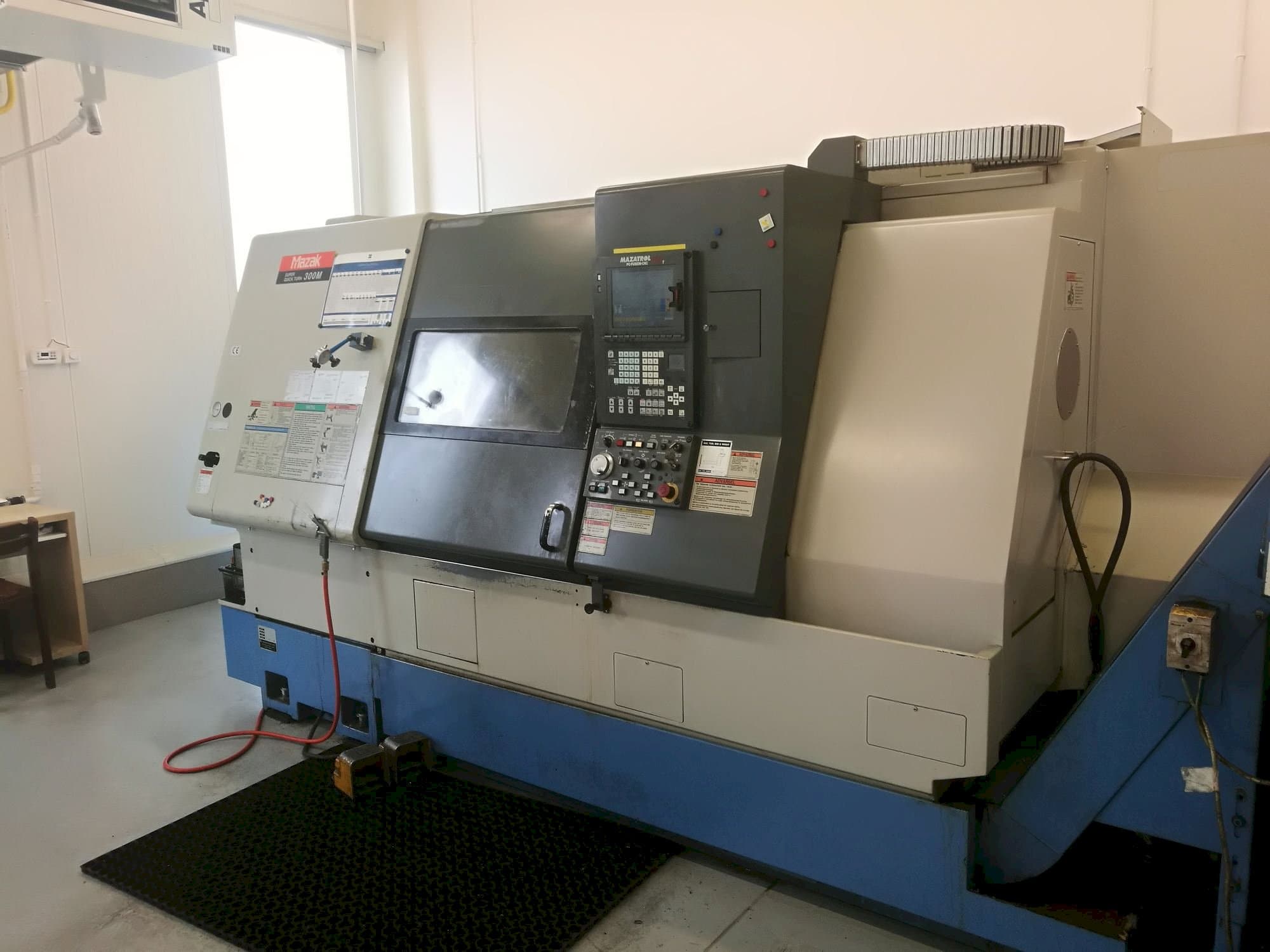 Vista frontal de la máquina Mazak SQT-300M