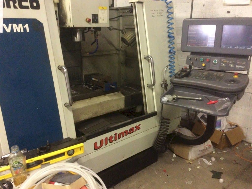Vista frontal de la máquina Hurco VM 1