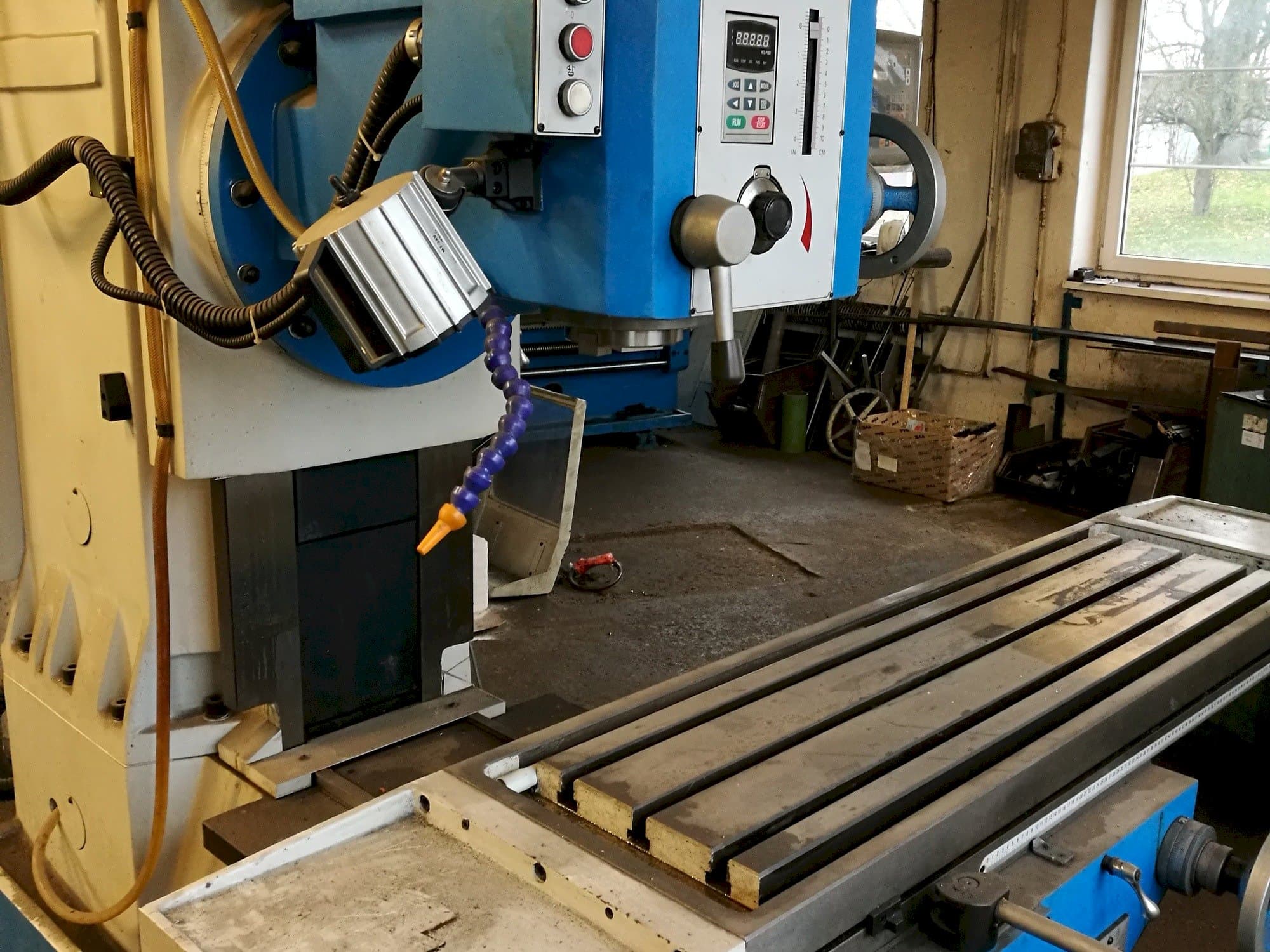 Vista frontal de la máquina KNUTH KB 1400