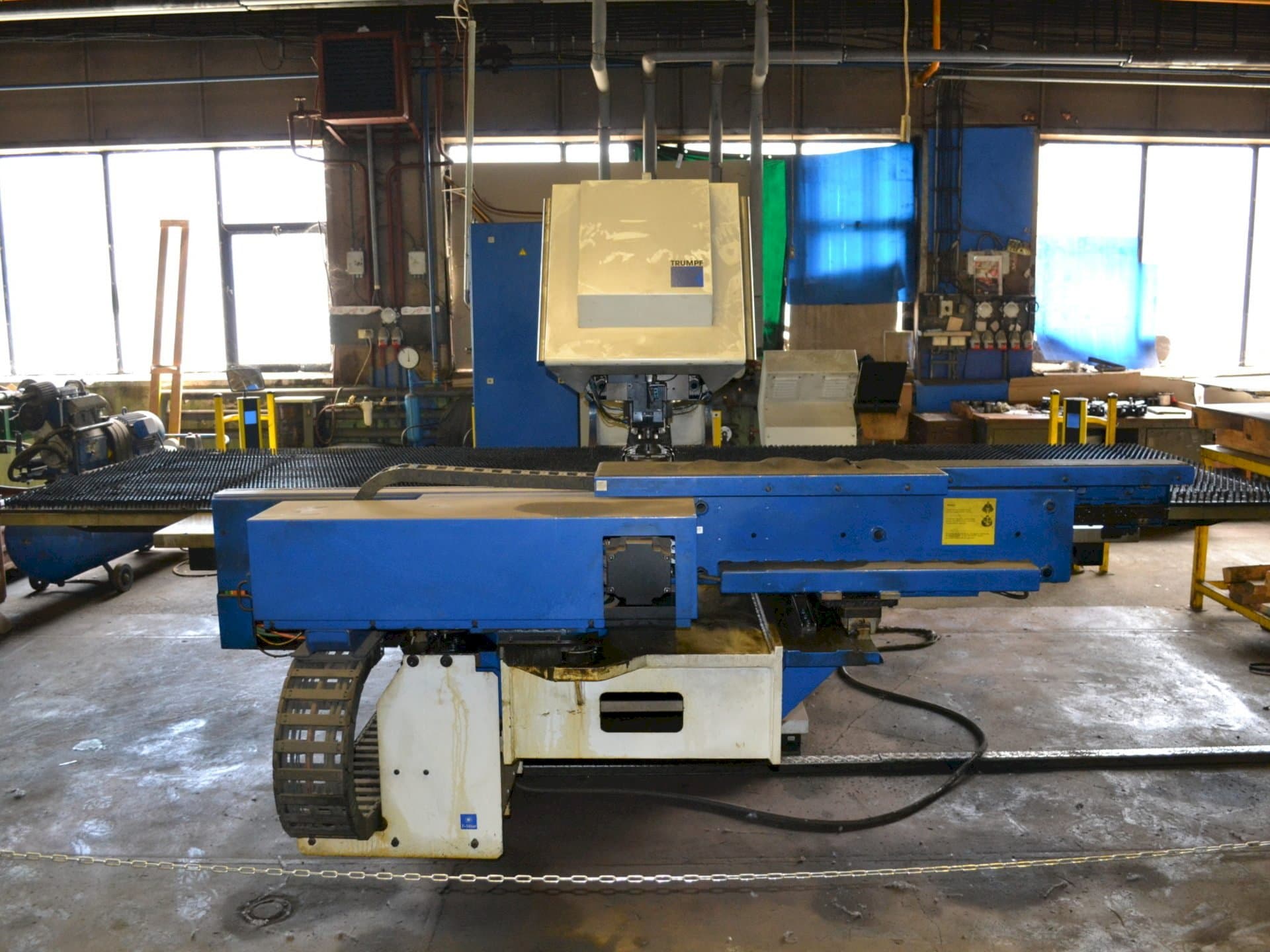 Vista frontal de la máquina Trumpf Trumatic 2000R