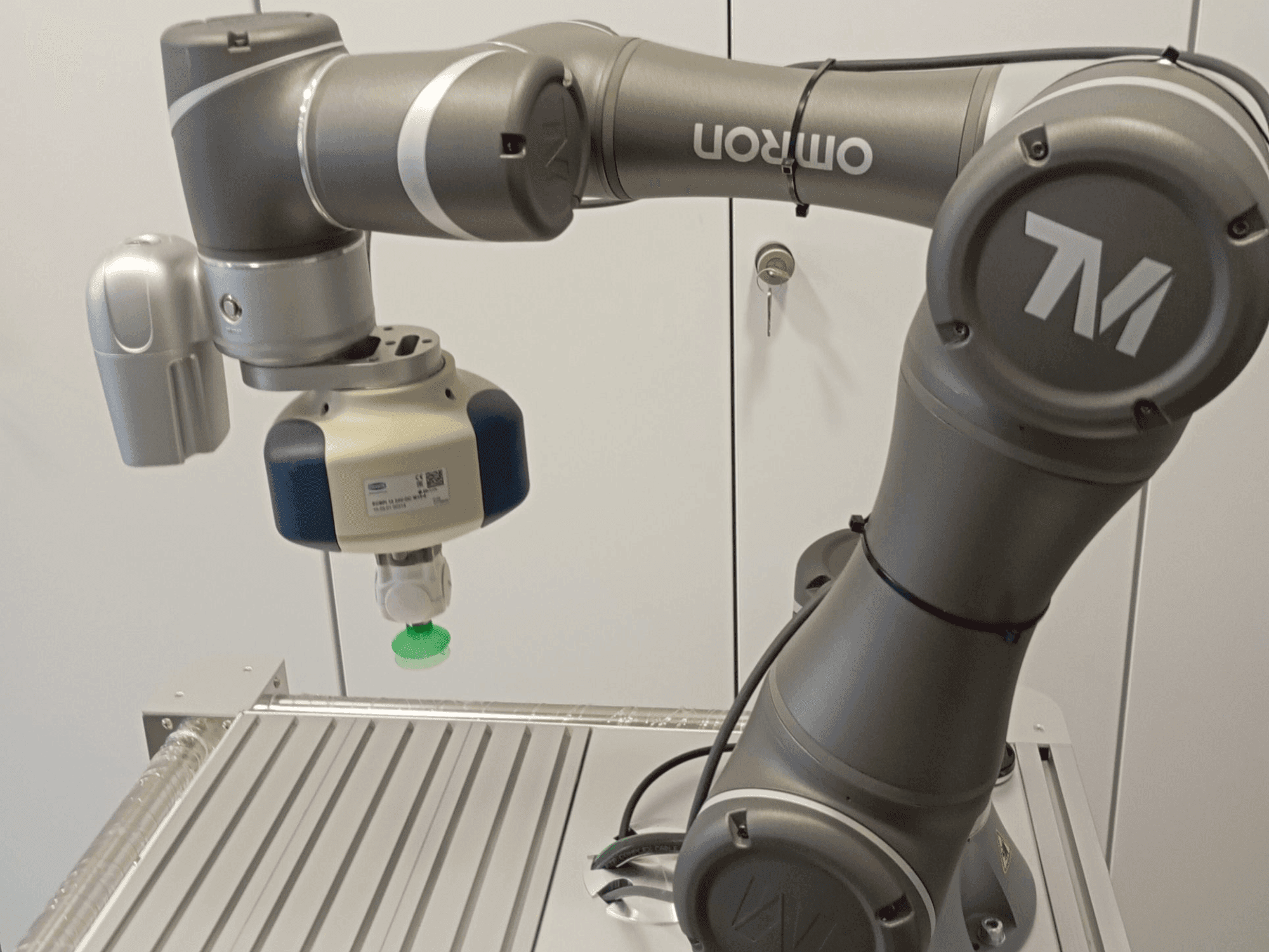 Vista frontal de la máquina OMRON TM5-700