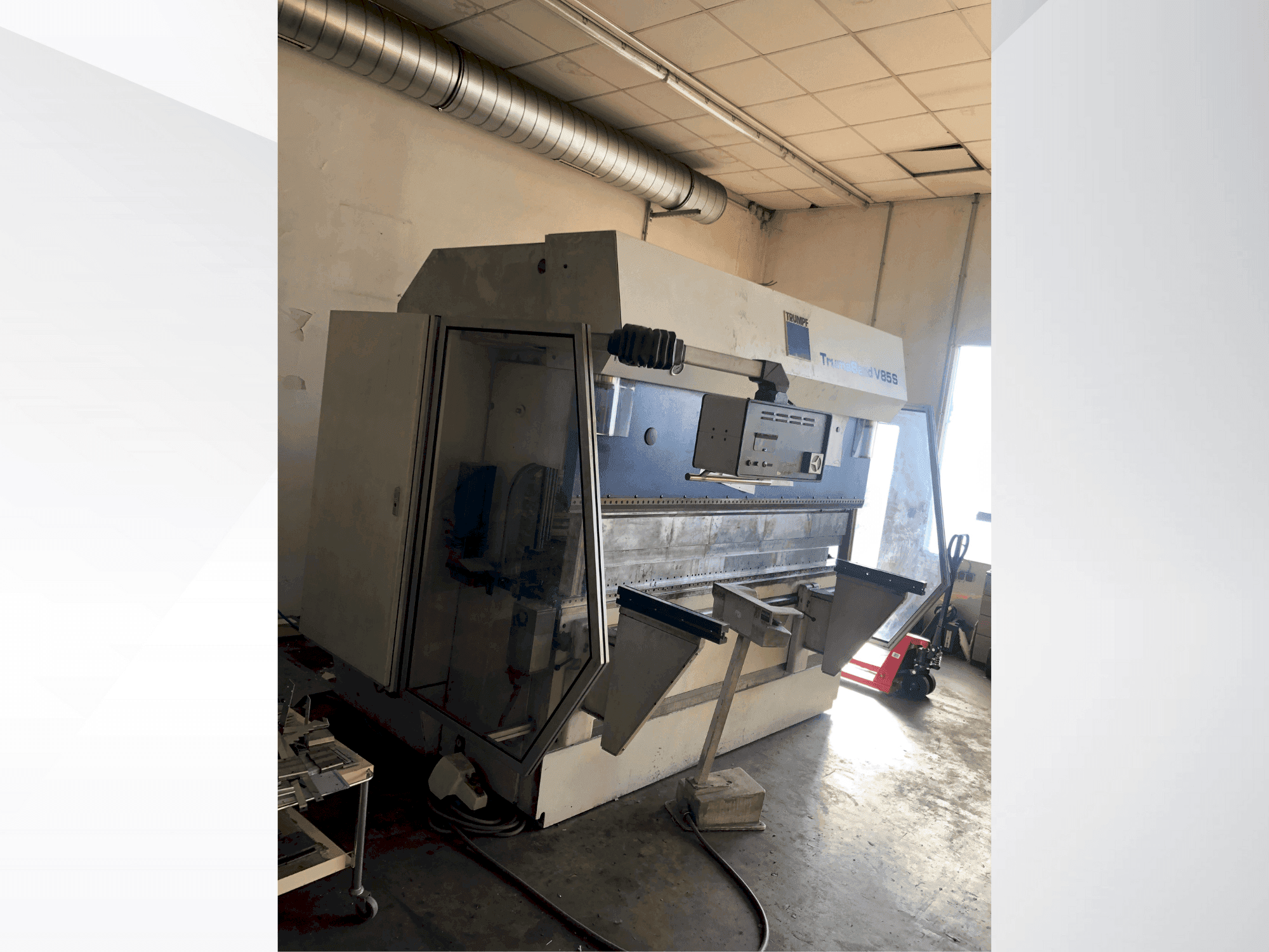 Vista frontal de la máquina TRUMPF TrumaBend V85S