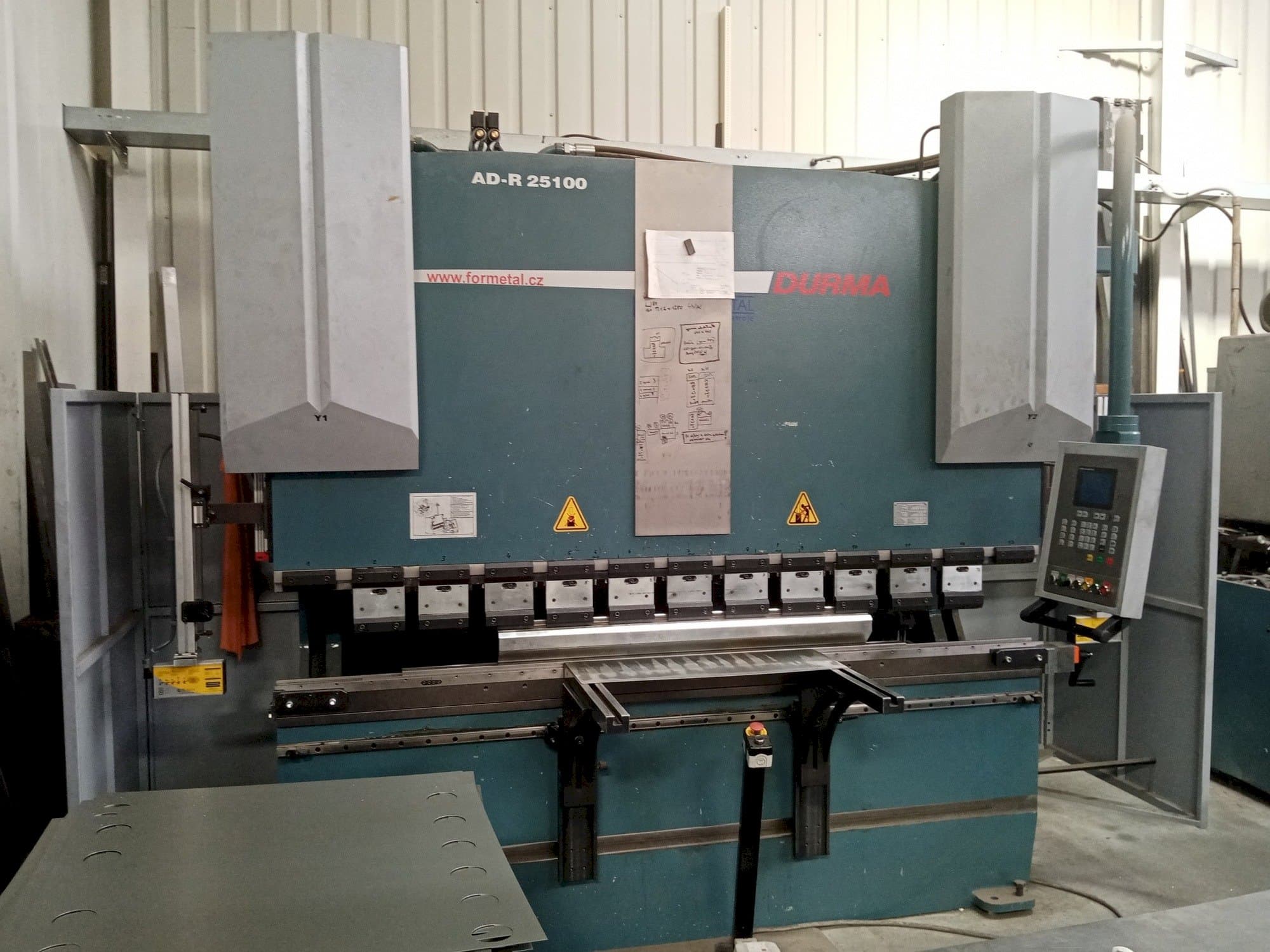 Vista frontal de la máquina Durma AD-R 25100